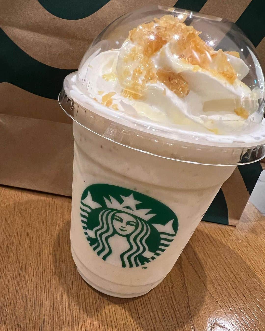 桜咲千依のインスタグラム：「スタバのおさつバターフラペチーノ飲めた✨ スイートポテト風カスタムしてみた🍠꙳⋆  ホワイトモカシロップ追加 ブレベミルクに変更 ライトアイス  めちゃくちゃ濃厚で美味しかった😋🍠꙳⋆   #starbucks  #おさつバターフラペチーノ  #カスタマイズ」