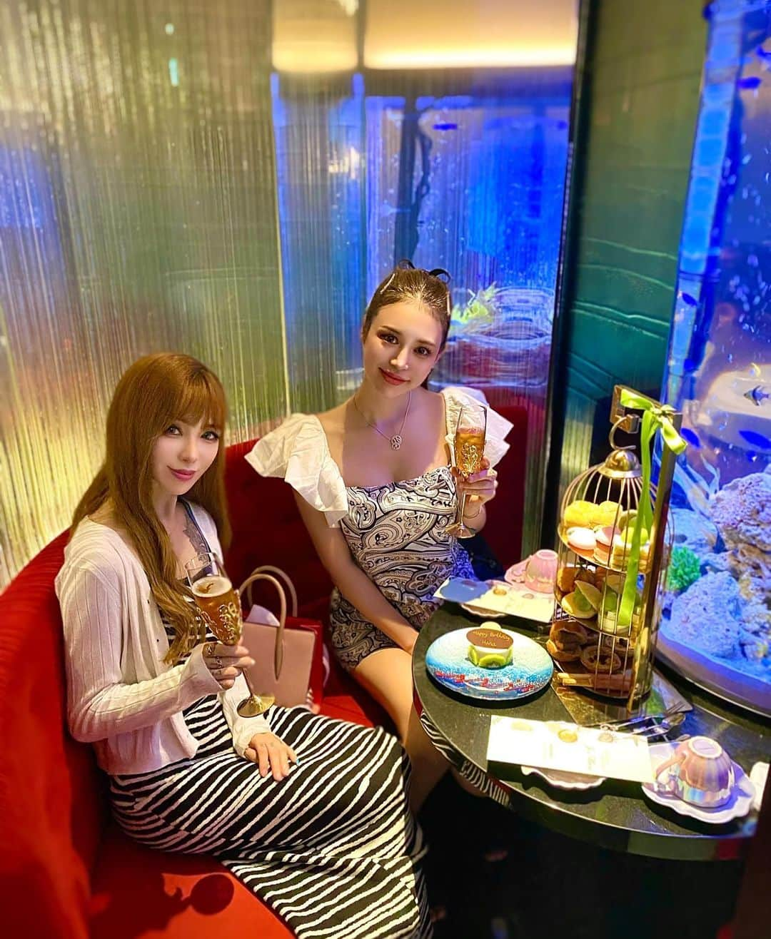 Hanaさんのインスタグラム写真 - (HanaInstagram)「・ 時差バースデー再び🎂😂  くーちゃん @kumi.cray がお祝いしてくれたよ🎉🥳💗  水族館がテーマのアクアリウムダイニングJeMare~ジェマーレ~でシャインマスカットのアフタヌーンティーティー🐠💚🩵  目の前で魚が泳いでるの可愛いって言いながら、美味しくて一気に食べちゃった😂💦  あとプレゼントに陶器のダルメシアンもらったの🎁⋆*  Dioの赤ちゃんの時にそっくり😍🖤🤍  まだまだやんちゃなDioに壊されない様に、大切に飾ります✨  会うといつでも涙あり笑いありであっという間🥰  #アクアリウムダイニング #ジェマーレ #水族館 #熱帯魚 #誕生日プレゼント #バースデープレート #アフタヌーンティー #新宿カフェ #ヌン活 #親友 #女子会」9月8日 18時25分 - hana.nyanya