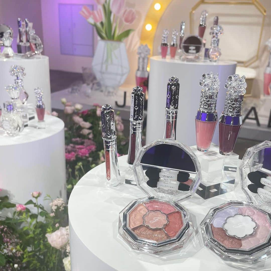 のインスタグラム：「ジルスチュアート ビューティのPOP UPイベント 「"かわいい"に恋するすべてのひとに。PHOTO STUDIO by JILL STUART Beauty」が、2023年9月9日(土)～10(日)の期間限定で開催されます。 “PHOTO STUDIO”をコンセプトにした今回のイベントでは、“宝石”や“花”からインスピレーションを受けたジルスチュアート ビューティの世界観が体感できるコンテンツが盛りだくさん！ まずは、様々な写真撮影が可能なフォトウォール。 「デザイン」のアイデンティティである“宝石”と“花”を象徴的に演出したブースでは、親指姫になったかのような空間で写真撮影が、 「品質」のこだわりを表現したフォトウォールでは、“花”と“フルーツ”に囲まれた空間での写真撮影が可能！ さらに、“香り”のこだわりを表現し、ジルスチュアートの香りをイメージした花々が舞うデジタルフォトウォールも登場。デジタルフォトウォールでは、写真撮影はもちろん、香りも楽しめます。  またメイクアップを堪能できるブースも注目！ セルフでメイクのお直しができるスペースの他、PHOTO STUDIOにいるかのようなタッチアップスペースではスタッフからのワンポイントメイクアドバイスももらえます。 もちろん、特別ギフトも！ ぜひ近くに行った際は足を運んでみて！ 【イベント情報】 ◆開催期間：9月9日（土）10：00～20:00、9月10日（日）10：00～19：00 ◆会場：神宮前交差点　M-SPACE JINGUMAE＆HARAJYUKU HAKKAKUKAN （東京都東京都渋谷区 神宮前6-4-1） ◆入場無料・予約不要 ※当日の混雑状況によっては、入場をお待ちいただく可能性がございます。 また、混雑状況によっては、滞在時間に制限を設ける場合がございます。 #ジルスチュアート#jillstuart#メイク#メイクアップ#コスメ#コスメイベント#インスタ映え#bitekicom」