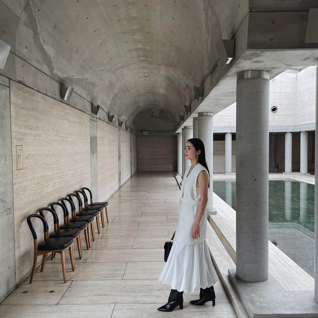 Yuki Ide | 井手 祐来のインスタグラム：「ドライブがてら美術館へ スカートのバルーンシルエットとボリューム感が可愛くて、シンプルにオールホワイト スカートに合わせて下の方にボリューム持ってきたくて ロングブーツでした このままホテルのレストランでお食事デートとかも素敵だね🍽  United Arrows @unitedarrows_official  コットン シルク バルーンスカート　¥20,900 ホワイト/38サイズ着てます (身長166センチ) #PR#UnitedArrows#UnitedArrowswomen#ユナイテッドアローズ#旅行コーデ#リゾートコーデ#スカートコーデ#ホワイトコーデ」
