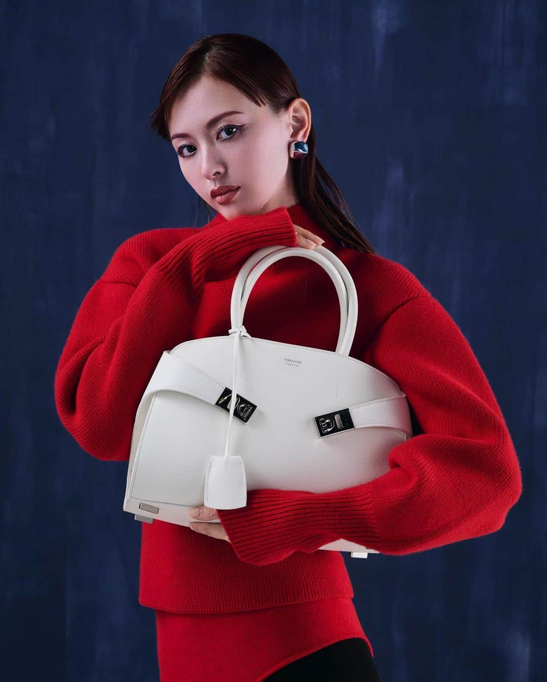 鈴木えみさんのインスタグラム写真 - (鈴木えみInstagram)「@FERRAGAMO から新作バッグ「HUG」が登場。 FERRAGAMO FW2023 POP UP STOREでハグしてみてね🫂❤️ ・8/30-9/12 伊勢丹新宿店 本館1階 ハンドバッグ／プロモーション ・9/20-26 銀座三越 本館1階 ザ・ステージ ・9/20-26 伊勢丹新宿店 本館3階 ザ・ステージ＃3 ㅤㅤㅤ #FERRAGAMO #FERRAGAMOHUGBAG #フェラガモ #PR」9月8日 18時29分 - emisuzuki_official