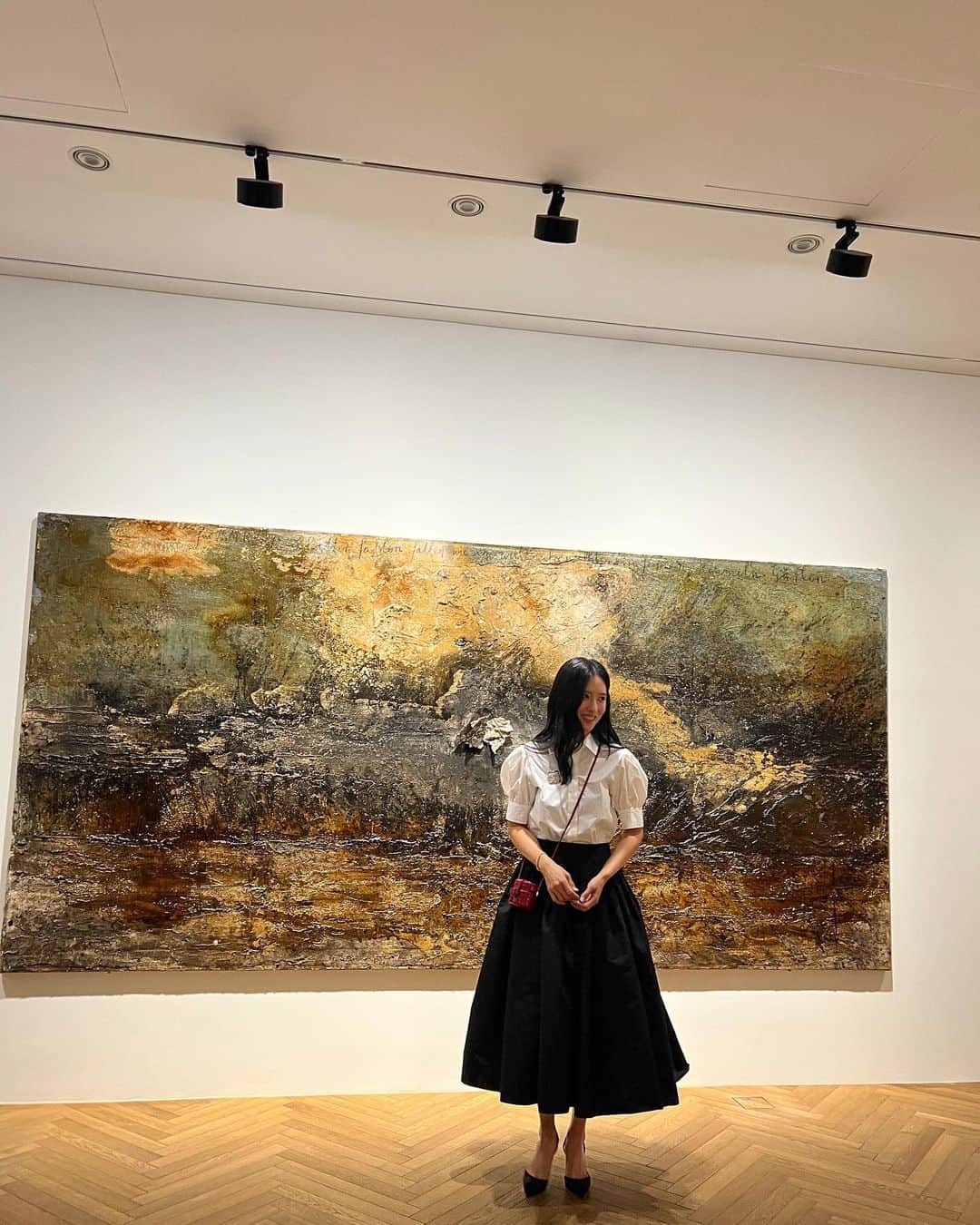 ワン・ビンナのインスタグラム：「안젤름 키퍼의 국내 첫 미술관 개인전  <가을herbst> 가 열리는 대전 #헤레디움 에 다녀왔어요💛 아직 날은 덥지만 가을느낌을 물씬 느낄수 있었던 시간☺️ 대전에 계신분들 꼬옥 가보세요~!!」
