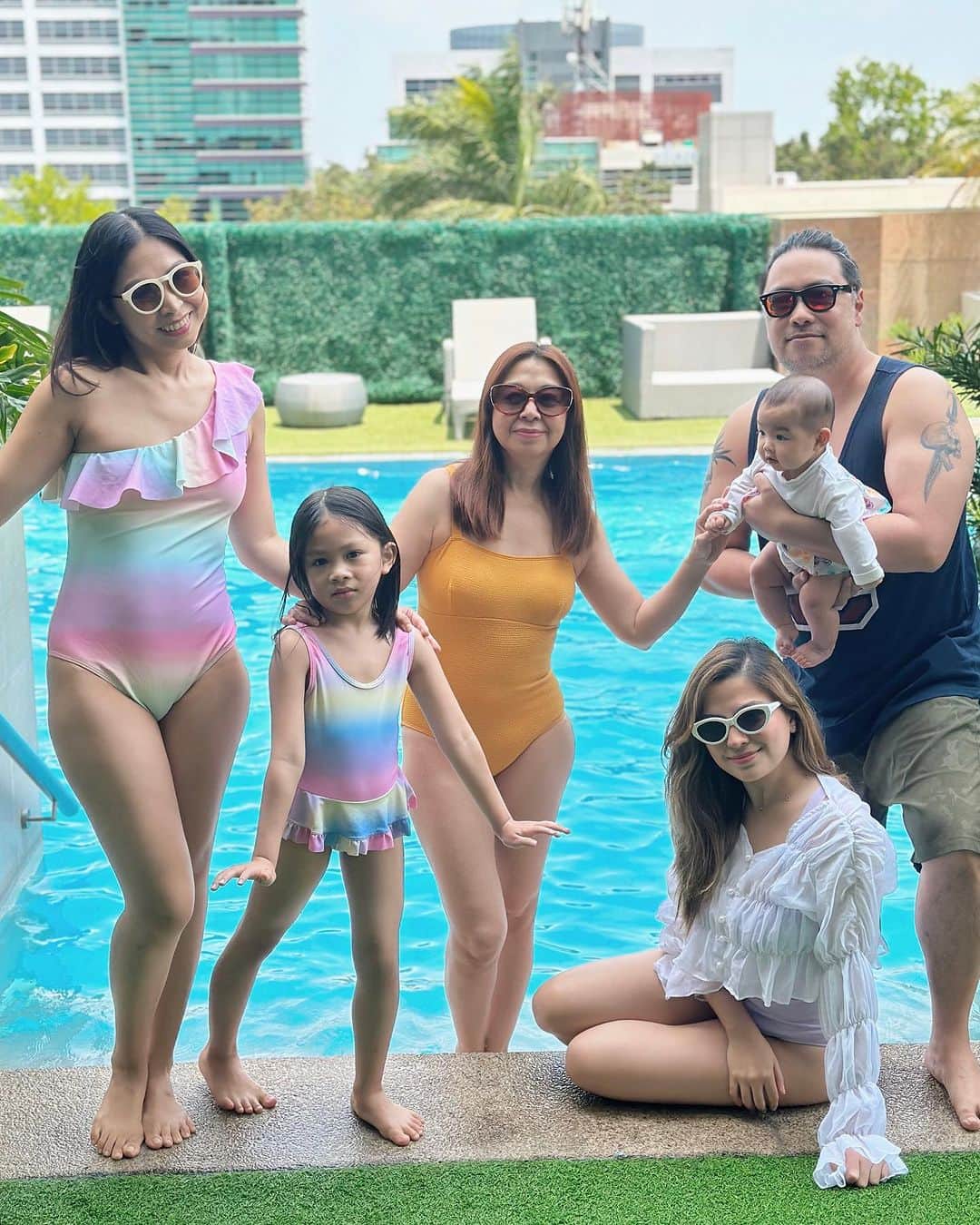 Alexa Ilacadのインスタグラム：「Nothing else matters more to me. 🤗🤍 #family #ohana」