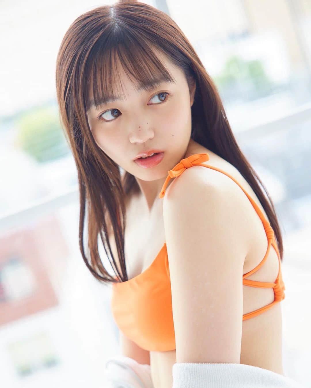 のインスタグラム：「白パーカーまだ返さなくていいかな  Photo By📸 @sho_ito723  ┈┈┈┈┈┈┈┈┈♡┈┈┈┈┈┈┈┈┈┈  公式 @puregi_official  ・ ・ #PureGi #ぷれっぢ  #MIYU  #アイドル #オレンジ担当 #アイドルガーリー #フレンチガーリー  #夏 #高校生 #JK #JKブランド #みゆまる #ブリーチなしカラー #ブリーチなし #暗髪カラー #暗髪  #アイドルヘア #作品撮り #その瞬間に物語を #水着 #グラビア」