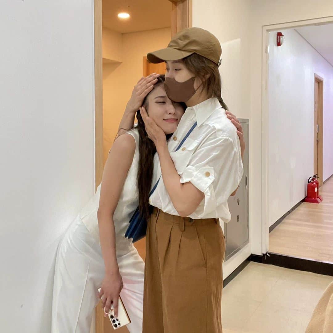 ステファニーのインスタグラム：「가요계는 살아있다 vol.2 서프라이즈로 프리다 공연 보러와주신 옥주현언니🩷  언니한테 옥구옥구 당함ㅋㅋ  샤랑합니다 @o._.julia   프리다 남은 공연까지 화이팅!!」