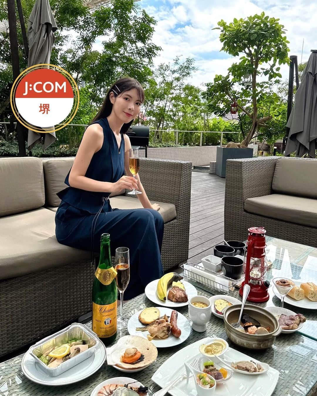 Yuika Matsuのインスタグラム：「#LIVEニュースレポ @jcom_sakai  　 ラグジュアリーでゴージャスな 大人が楽しめるBBQ🥂 　 ホテルアゴーラリージェンシー大阪堺 @hotel_agora_regency_osakasakai  　 に11月30日まで開催中の アゴーラBBQテラスをご紹介しました！ 　  "駅前x手ぶらxラグジュアリー " 都会派BBOをコンセプトに 電車でも車でもアクセス抜群の ガーデンテラスで楽しめるBBQ🍖 　  炭の火起こしなどの事前準備も スタッフの方がして頂けるから 食べに行くだけでOK💗 開放的な空間で楽しめるのが最高でしたよ😇 　 毎月変わる『テーマ』に沿ったお料理内容で、 9月は『フランス🇫🇷』 　  パテドカンパーニュや 13種のオードブルなど… 郷土料理も美味しかったし 　 国産黒毛和牛サーロイン🐃からはじまるお肉に… 帆立貝や海老、海鮮料理も たっくさん！！  めちゃくちゃボリューミーでした✨ →ちなみに写真のお料理で1人前 　 特別な日のBBQに…❤️ みなさん是非お越しください♪ 　  🎁プレゼント情報🎁  「アゴーラBBQテラス」 「アフタヌーンティー」 「ザ・ループのランチ＆ディナービュッフェ」を ご予約の際に📣「J:COMを見た」と 言っていただくと9月30日まで 各プラン通常料金から¥1,000オフ‼️  　 さらに「J:COMを見た」で 「アゴーラBBQテラス」 「ザ・ループのランチ＆ディナービュッフェ」　 ご利用のお客様に 日本酒をお一人様1杯プレゼントさせていただきます🍶  ※プレゼントはなくなり次第 終了とさせていただきますのでお早目にご予約ください。 　 　  生放送で地域のリアルな情報を お届けする情報番組 @jcom_sakai  『LIVEニュース』(J:com地デジ11ch)の 中継リポートを担当中🌼 　  ぜひ応援してください〜🤍 　 　 ▷ @jcom_sakai ◁ をフォローすると私達リポーターと キャスターの方々のオフショットや 地域情報が最新で見れちゃうよ！ 　 フォローしてね♡ ~~ ~~~ ~~~ ~~~ ~~~ 　 　 放送見逃したっ！しまった！っという方や、 エリア外で見れないー！という方は 『ど・ろーかる』というアプリでいつでも 視聴可能です👀 ぜひダウンロードして見てほしい🥹💓 　 　  📲 番組は見逃しても視聴できます！ →1日3回の再放送有 →地域情報アプリ『ど・ろーかる』でLIVE配信 　  📺 番組詳細 ◆放送時間 毎週月～金曜日放送 生放送：14:00〜 再放送：17:00～／20:30～／22:30～ ※放送スケジュール・内容は予告なく 変更となる場合があります ※最新の放送日程については、 電子番組表(EPG)でご確認ください 　 　 番組ウェブサイトは『LIVEニュース JCOM』で 検索してポータルサイトにアクセス 『各エリア放送情報』の『堺／南大阪／和泉・泉大津』ボタンをクリック❗️ 　  @jcom_sakai  #LIVEニュース#LIVEニュース堺 #LIVEニュース南大阪和泉泉大津 #リポーター#生放送#生中継 #テレビ#TV#堺#堺市」