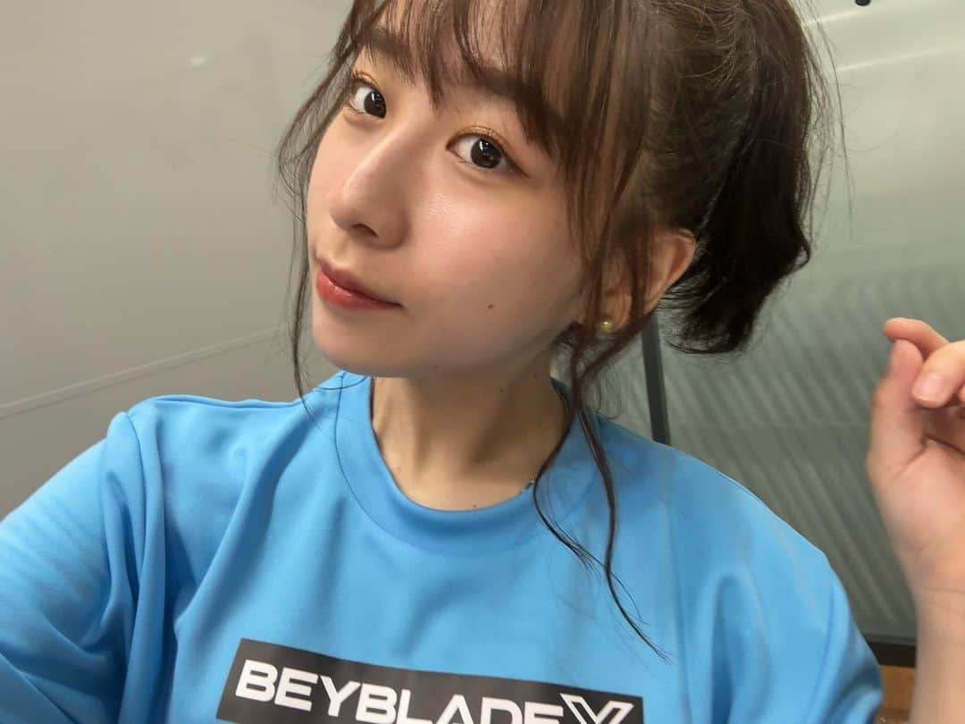のインスタグラム：「ベイブレード公式YouTubeチャンネル、ベイチューブの収録が毎回楽しすぎる。  楽しすぎて早く次の収録したい。というかみんなとベイブレードの話してるのが楽しすぎる。  明日届くランダムブースター、欲しいベイが出てきますように…🙏  #ベイブレードX」