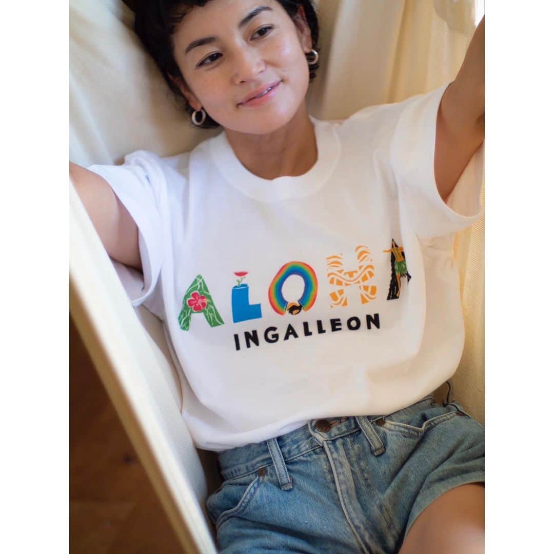 桃生亜希子のインスタグラム：「@mikexlau がデザインしたALOHA  @ingalleon_hayama Tシャツ。 　 　売り上げの一部をマウイへ寄付させていただきます。✨ 　 　ユニセックスのS.M.Lとkidsサイズ。 　息子が着ているのはkidsの150サイズです。 　税込4400円。 　 　前回好評だったパーカーと同様、既にご予約入っているようです。🙏✨ 　 　欲しい方は、　@ingalleon_hayama のDMまで。🌈🌞✨ 　 　16日、 @ingalleon_hayama では大人サイズを少しだけ販売する予定です。 　実物を見られてから注文も可能です。✨ 　 　16日のイベントも、遊びに来てね！🍾🥂」