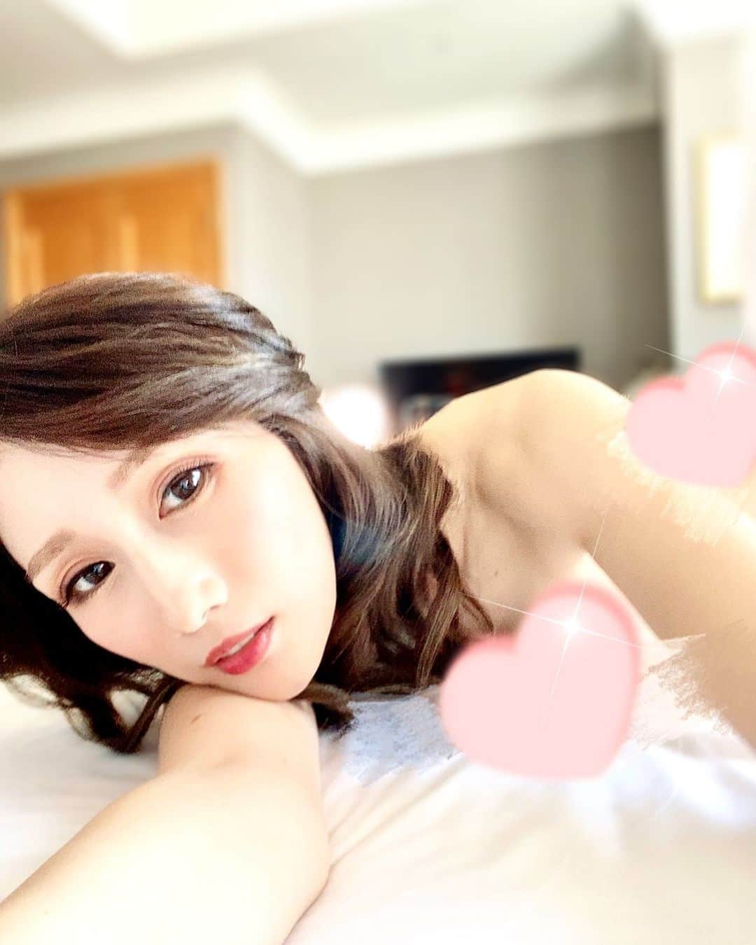 JULIAのインスタグラム：「☆ お仕事があったので身体のメンテナンス♡  約１年ぶりにお会いした監督さんやメイクさんに、 (スタイルや見た目)変わらないねー！　会う度に綺麗になってるね！ って言ってもらえて嬉しかった♪  それもサロンに行って、 バストの施術でボリュームと位置を上の方に、 クビレと薄さを作ってもらって、 背中の張りを取ってスッキリ！  ヒップアップ施術と美脚で 下半身もシュッとしてもらっています☆☆  やっぱり身体を見た目を褒めてもらえるって 嬉しい…♡」