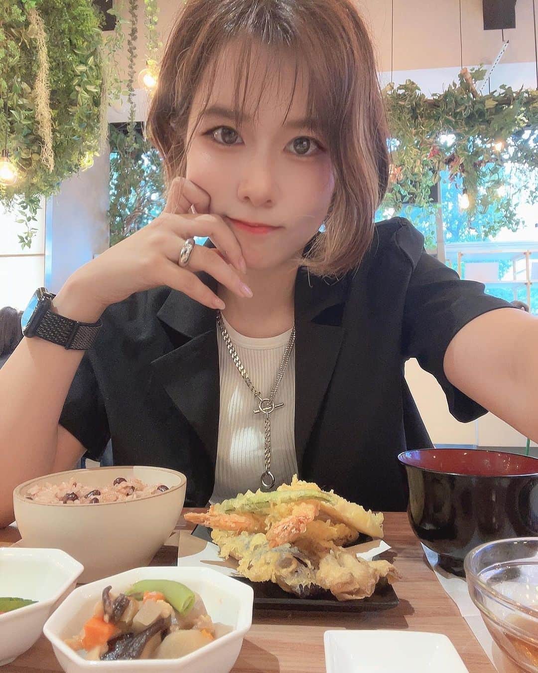 七瀬さくらのインスタグラム：「#vivant  カフェ☕ #ブランチパーク に #赤坂 に行ってきました‪👍🏻 ̖́-‬  日曜劇場「VIVANT」にハマりすぎてとうとうコラボカフェまで予約して行ってきました…… ご飯が普通に美味しくてもうびっくり……超びっくり…… 普通に朝ごはんだった……🍚  TBSだからハリーポッターの世界観一色になってて、VIVANTはグッズ完売してたからハリポタのグッズ買って帰ってきた 笑🪄︎︎✨  早く9話が見たい……」