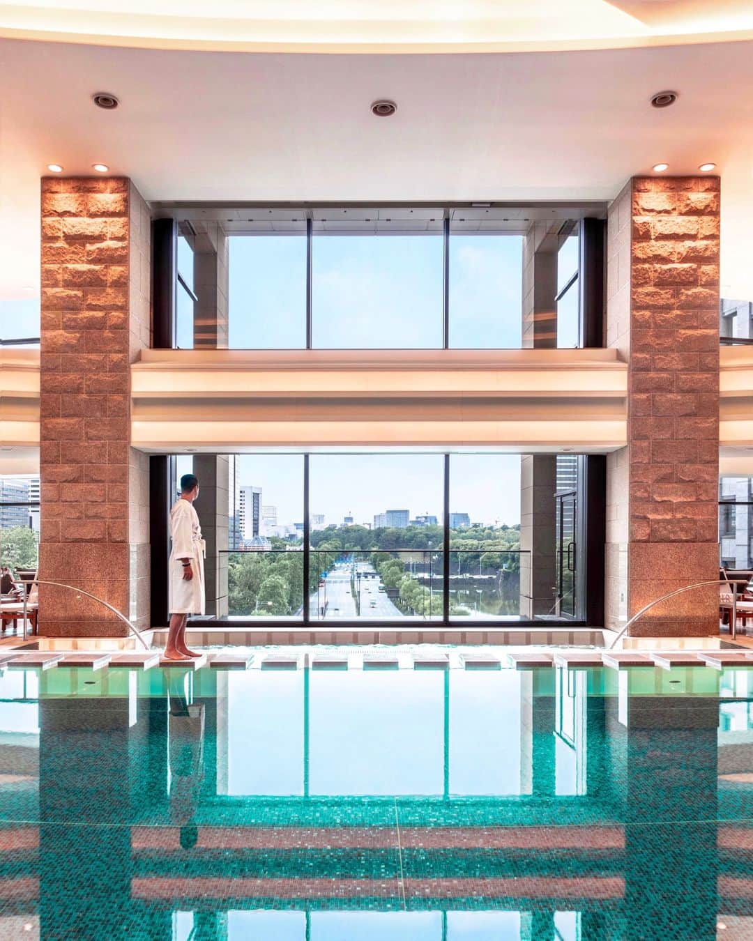 The Peninsula Tokyo/ザ・ペニンシュラ東京のインスタグラム：「都心にいながら日比谷公園と皇居外苑の景色を望む贅沢なウェルネス・モーメント。皆さま、どうぞ、素敵な週末をお過ごしください♪  Dive into relaxation and enjoy the soothing waters of our indoor pool while soaking in the breathtaking views of Imperial Palace Gardens and Hibiya Park. #wellnessfriday」