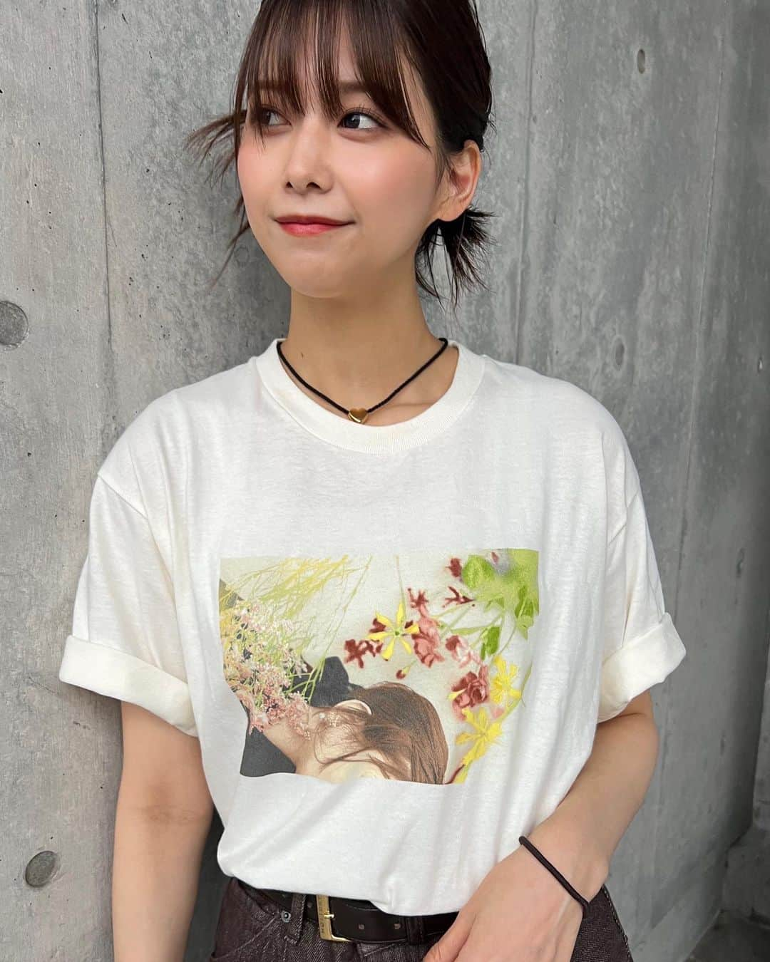 渡邉理佐さんのインスタグラム写真 - (渡邉理佐Instagram)「ファンクラブグッズ TシャツはM〜XLの3サイズあります☺️ わたしが着用しているのはLサイズです。 大きめのサイズ感で、インでもアウトでご着用いただけます〜！  ステッカーはAセット、Bセットの2種類です！ お好きな場所にペタペタと貼ってみてください🪻🪻  アクスタもぜひお家に飾ってね🤍 イベントに持ってきてくれるのも嬉しい！！💃  グッズは全て9/10、23:59までの販売となります⚠️ プロフィールのリンクから是非チェックお願いします〜☑︎」9月8日 18時44分 - _risawatanabe_