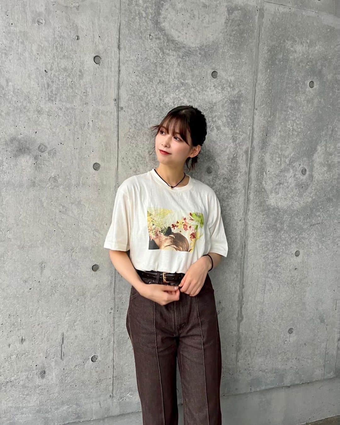 渡邉理佐のインスタグラム：「ファンクラブグッズ TシャツはM〜XLの3サイズあります☺️ わたしが着用しているのはLサイズです。 大きめのサイズ感で、インでもアウトでご着用いただけます〜！  ステッカーはAセット、Bセットの2種類です！ お好きな場所にペタペタと貼ってみてください🪻🪻  アクスタもぜひお家に飾ってね🤍 イベントに持ってきてくれるのも嬉しい！！💃  グッズは全て9/10、23:59までの販売となります⚠️ プロフィールのリンクから是非チェックお願いします〜☑︎」