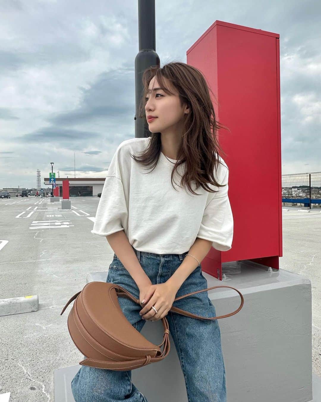志田友美（ゆうみん）のインスタグラム：「天気悪め風強めで失礼します  @ungrid_official × @levis_japan  24inch🐜  シルエットが可愛すぎるデニム🥹  オフも載せときます。🙋🏼‍♀️👧🏻 靴下姿、裸を見られた気分なんですが🧦  #ungrid #ungriddenim #levis_ungrid #levis @ungrid_staffsnap #polene #ootd」
