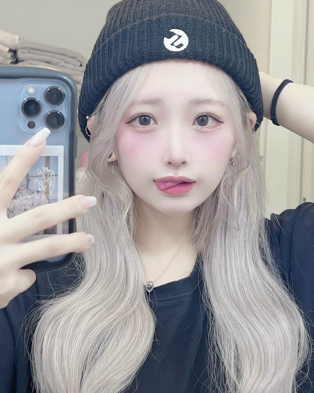 もいちゃんのインスタグラム：「. . 鏡越しでしか写真撮れないんか❗️ .  #ハイトーン  #ハイトーンカラー  #ショートヘア  #ショートボブ  #韓国ヘア  #韓国ファッション #韓国メイク  #純欲メイク  #自撮り  #ピアス #舌ピ  #軟骨ピアス #ヘリックス #アンテナヘリックス #インナーコンク #トラガス #拡張ピアス」