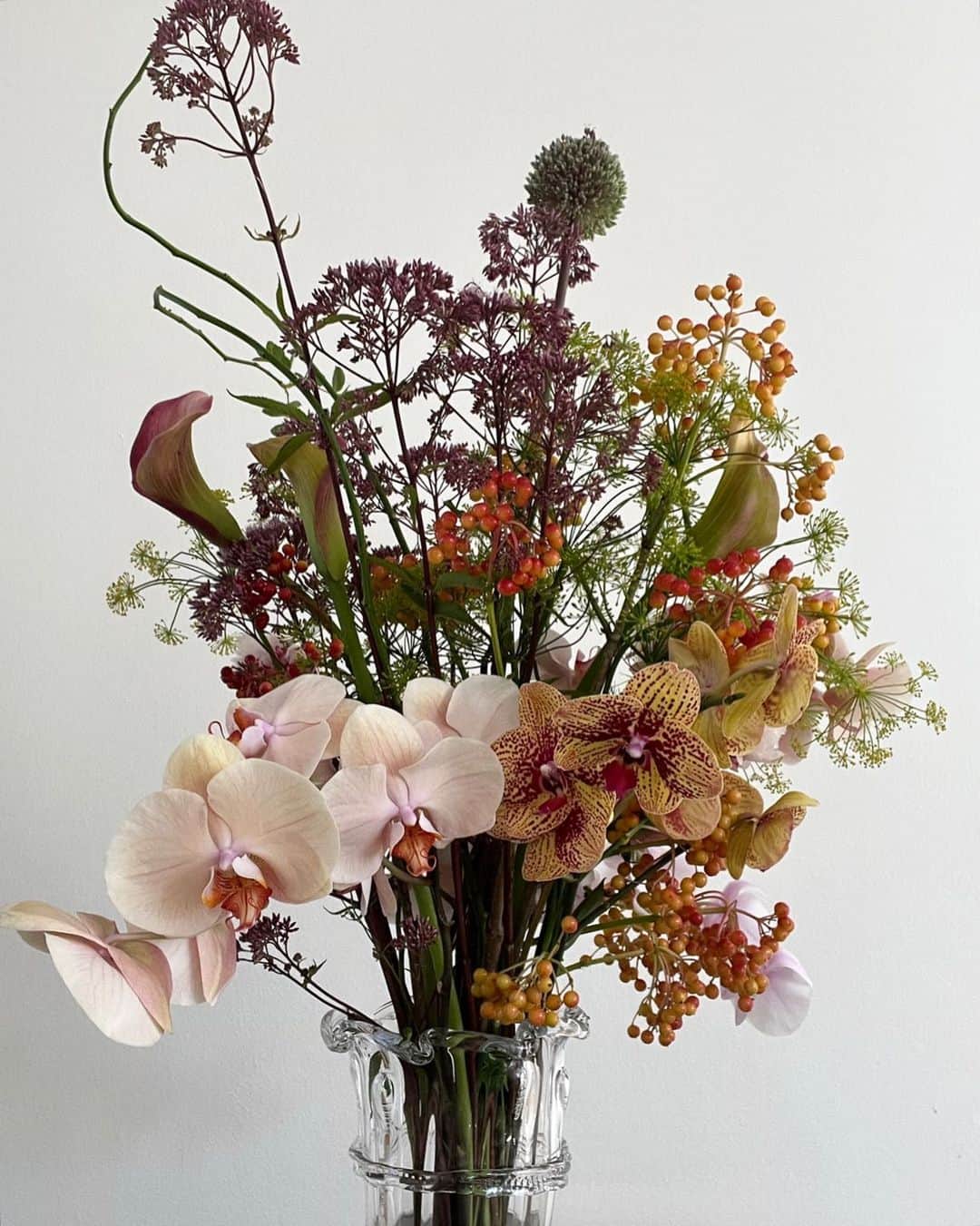 Mathilde Goehlerのインスタグラム：「One of most beautiful bouquets ♥️ birthday flowers from back in July from @louisvuitton 🪷」