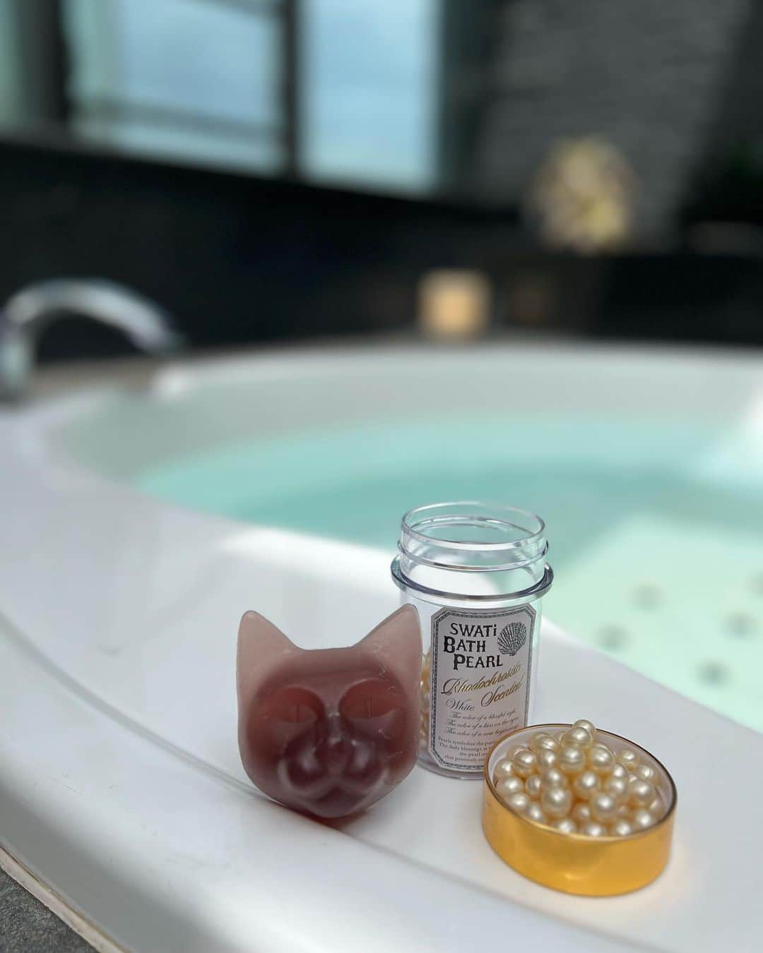 早川愛のインスタグラム：「🛁🫧🫧🫧  今週もおつかれさまでした💜 台風一過かな？ みんなもゆっくりお風呂で疲れをとってね🛁💜  ・  オーガニック石鹸のハコイリネコ、かわいい🐱💜 @9.kyuu  @f.room_official   私は自分の数秘6番の引き締め効果の石鹸にしたよ💜💜 生年月日からわりだした数秘やお肌への目的、香り、色などで選び方は自由だよー✨✨ ＜数秘＞https://f-room.shop/pages/numerology  アロマの香りで癒される💜 洗い上がりはぬるぬるせずにさっぱりしてよき✨ プレゼントにもぴったり〜 たのしいbath timeになるよ🫧🫧🫧  ・  ・  #9kyuu #ハコイリネコ #オーガニック石鹸  #サスティナブルギフト  #Froom #エフルーム #pr #bathtime #happy」