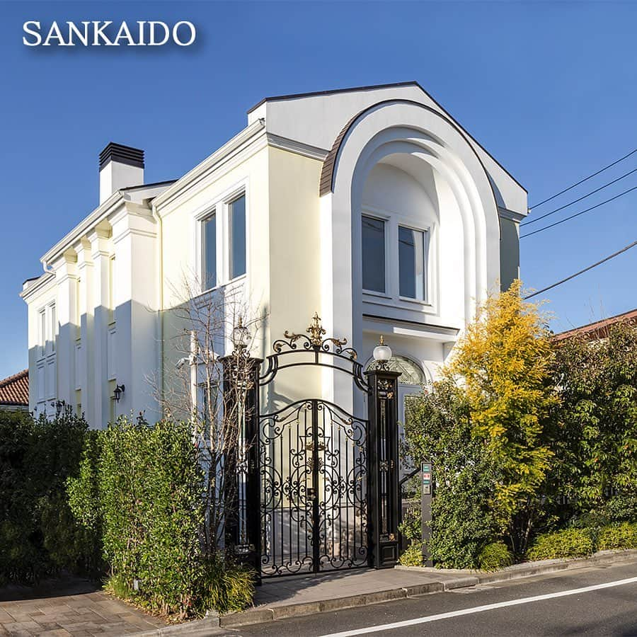 参會堂－SANKAIDO－さんのインスタグラム写真 - (参會堂－SANKAIDO－Instagram)「"東京に建つ高級注文住宅事例3選"  見上げるような高層ビルが立ち並ぶ一方で、歴史的な建造物や荘厳な神社仏閣巡りなどもできる東京。  古くから日本の発展の中心地であり、今後も世界中から注目され続ける都市です。  そんな東京には高級住宅街も多く、高級注文住宅を建てたいとお考えの方にも似合うエリアがたくさんあります。  そこで今回は、参會堂が東京に建てた高級注文住宅の事例を3つご紹介していきます。  ＝＝＝＝＝＝＝＝＝＝＝＝＝＝＝＝＝＝＝＝＝＝＝＝＝＝＝＝＝＝  【No.1 本物の海外デザインを取り入れた高級注文住宅】  はじめにご紹介するのは、ヨーロッパからの輸入建材をふんだんに取り入れた住宅です。  グレーの石畳の落ち着いたアプローチを進むと、白く柔らかな色合いの外壁にひときわ目を引くブルーの扉。イタリアから輸入したこの扉は、お住まいの外観のアクセントのひとつになっています。  海外デザインの家は、本場の建材を輸入して“本物”にこだわることで、一層、心が躍るような美しさが演出できるのです。  天井や壁を白とし、清潔感と開放感をもたらした明るい内装です。シャンデリアとダウンライトを設け、点灯時には優しい光のハーモニーがお部屋全体を優しく照らしてくれます。  ＝＝＝＝＝＝＝＝＝＝＝＝＝＝＝＝＝＝＝＝＝＝＝＝＝＝＝＝＝＝  【No.2 イタリアの街並みを連想させる高級注文住宅】  次にご紹介するのは、イタリアの街並みから連想してできたデザインの住宅です。  曲線を取り入れることで重厚な雰囲気の外観デザインに柔らかな印象を加え、まるで異国に来たかのような目を引く美しさを持つ住宅となりました。  1Fからの3Fまでの階段は、アイアンと木調がうまくバランスのとれたものになりました。  曲線で描かれた階段は、階層を移動するという現実的な役割のほか、内装を華やかに美しく彩るインテリアにもなります。日本では直線の階段が多いですが、ヨーロッパ住宅では螺旋階段は伝統的な形状です。  ＝＝＝＝＝＝＝＝＝＝＝＝＝＝＝＝＝＝＝＝＝＝＝＝＝＝＝＝＝＝  【No.3 立体的な装飾が迫力満点の高級注文住宅】  最後にご紹介するのは、海外で多く見られるアーチや立体的な装飾を施しまた住宅です。  こちらの住宅のファザードは凹凸によりインパクトがありながらも“白”の色が上品で優しい表情を作り出しています。  入口をはいると光が多く差し込む空間にデザインしました。内装は白をベースにし、床には光を反射する艶やかな大理石を使いました。  緩やかな曲線で2階との繋がりを持つ豪華なサーキュラー階段を設けたことで、空間全体がドラマティックになりました。  ＝＝＝＝＝＝＝＝＝＝＝＝＝＝＝＝＝＝＝＝＝＝＝＝＝＝＝＝＝＝  日々の暮らしに“非日常”をもたらすようなハイセンスな街並み。東京に住めば、常に“新しさ”を追求できるアクティブな日々を送れることでしょう。  ただ、東京の高級住宅街に「高級そうな住宅」を建てたとしても、本物と違う“風”であることに後悔することがあります。  東京という土地柄だけでなく、周囲との街並みを知り、あなたの思い描くデザインと理想とする生活を形にしてくれるのは設計事務所です。完全フルオーダーで、妥協せずにじっくりと家づくりに向き合い、かけがえのない家づくりをしていきましょう。  施工事例のような魅力的なデザインの住宅を建てたいという方は、お気軽にお問い合わせください。  プロフィールに記載のURLから、今回掲載した施工事例について、より詳しくご紹介しているコラムをご覧頂けます。  コラムでは施工事例だけではなく、日本の首都である東京という土地に焦点を当て、街の特徴や魅力を解説しているので、東京に高級注文住宅を建てたいという方は、是非チェックしてみてくださいね。  このアカウントでは、参會堂がこれまで手掛けてきた「本物の家」をご紹介していきますので、いいねとフォローも忘れずによろしくお願いします！  #東京 #東京家 #東京住宅 #東京住宅デザイン #東京高級注文住宅 #注文住宅 #洋風住宅 #高級注文住宅 #デザイン住宅 #ヨーロッパ住宅 #高級住宅街 #南麻布 #松濤 #青葉台 #白金台 #田園調布 #設計事務所 #施工事例 #参會堂 #SANKAIDO」9月8日 18時40分 - sankaido_house