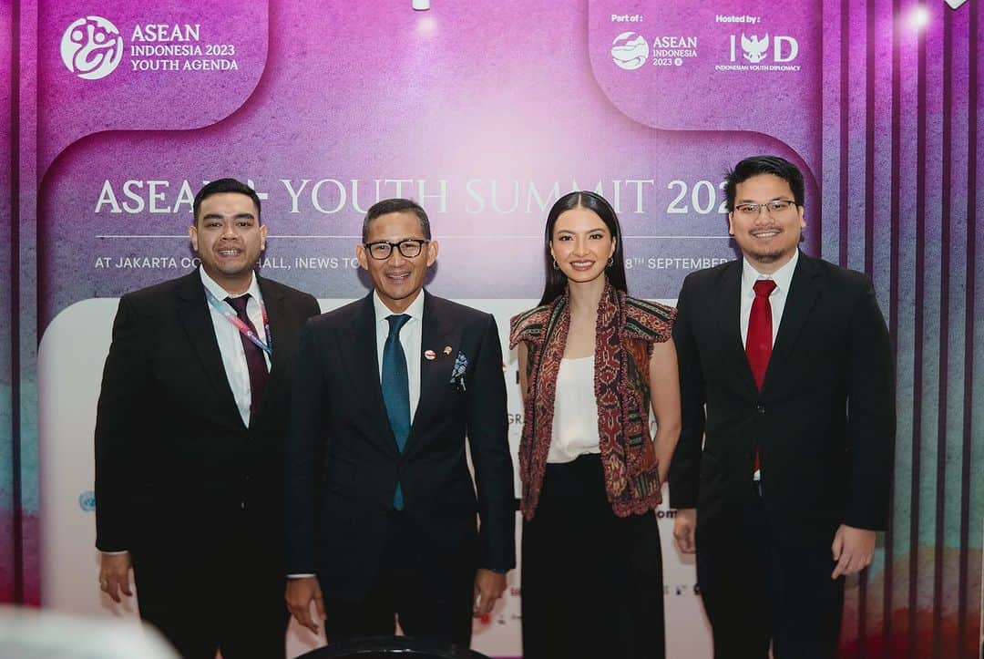 ラライン・シャーのインスタグラム：「What a joy to be able to share my experiences with a room if bright young future leaders at the Asean+ Youth Summit 2023.  Being young is such a priveledge, the possibilities of life limited to only the stars. You have one shot at this life, give it your best shot!   #aseanyouthsummitambassador」