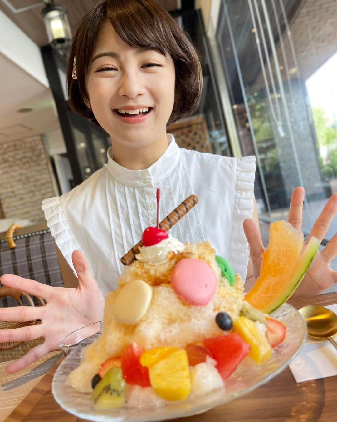 日高優希のインスタグラム：「お休みの日に映えかき氷を食べてきました🍧  イタリア軒マルコポーロさんの #プリンアラモードかき氷　🍮  バニラソースとビターなキャラメルソースが絶妙なバランスでかかっていて、その上にマカロンやフルーツがたっぷり載っているんです🍒  提供された瞬間にテンションが上がりました🥰 9月いっぱい提供されているそうなので、気になった方はぜひ💭  #dayoff  #かき氷 #イタリア軒 #マルコポーロ #新潟グルメ #新潟スイーツ #新潟かき氷 #TeNY #テレビ新潟 #アナウンサー #日高優希」