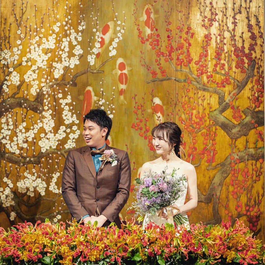 クラシカ表参道【公式Wedding】のインスタグラム：「. 【REAL WEDDING REPORT】 * 『MAGNOLIA ROOM マグノリアルーム』 木や石などの天然素材にこだわり、趣や風合いを感じながら特別な時間を大切な人たちとお過ごしください。  @classicaomotesando_wedding  @theclassicaomotesando  dress&tuxedo. @livelovelaugh.forallbrides * * #クラシカ表参道 #classicaomotesando #theclassicaomotesando」
