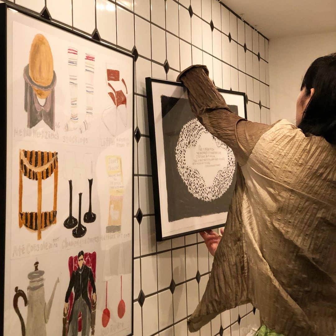 のインスタグラム：「【ABOUT LIFE COFFEE BREWERS 道玄坂】 Preparing exhibition " Take a breather"  by @convenienceyoung on 9/9-9/23 . So many artworks are waiting for you!!!☄️✨  明日9/9から9/23の期間中、9周年のTシャツをデザインしてくれた @convenienceyoung による展示の準備中です！ 今回はペインティングを中心に、キーホルダー、巾着袋、ステッカー、Tシャツなどなど多くのグッズをご用意しています！✨ なくなり次第終了のものも一部ありますので、気になる方はお早めにどうぞ！💫  🚴dogenzaka shop 9:00-18:00(weekday) 11:00-18:00(weekend and Holiday) 🌿shibuya 1chome shop 8:00-18:00  #aboutlifecoffeebrewers #aboutlifecoffeerewersshibuya #aboutlifecoffee #onibuscoffee #onibuscoffeenakameguro #onibuscoffeejiyugaoka #onibuscoffeenasu #akitocoffee  #stylecoffee #warmthcoffee #aomacoffee #specialtycoffee #tokyocoffee #tokyocafe #shibuya #tokyo」