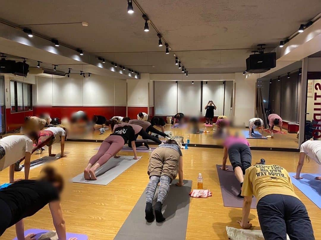 貴千碧のインスタグラム：「夢妃杏瑠ちゃんと貴千碧のコラボワークショップ🧘‍♀️🫶✨沢山の方にご参加頂き、皆さんで楽しい時間を過ごさせて頂きました。 貴千も2レッスン🙈やはりあんるのピラティスは楽しいです😍✨ 私のお世話になっている方々も沢山お越し下さり本当に感謝の気持ちでいっぱいです✨☺️皆様、ありがとうございました🥰🙏❤️  . . . @anru_yumeki  @ao_takachi  #コラボワークショップ#ピラティス#ボディメイク #ピラティスインストラクター#あんる　#わかりやすい　#コーチング　で#あっという間の#1時間 #ゆかちゃん#ゆっこ　も来てくれた❤️😍みんなで#レッスン#最高　🫶✨✨ #ありがとう　💓 皆様、ご参加#ありがとうございました またいつか#第二弾　を🥰」