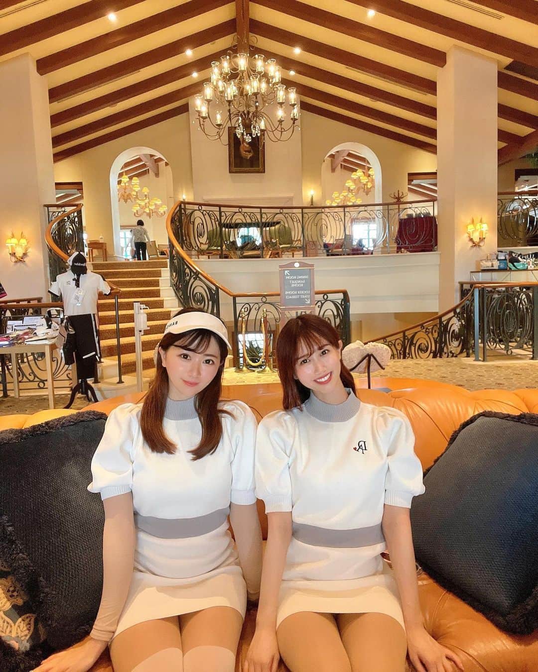 のインスタグラム：「🙉猿注意⚠️  ももちゃんとラウンド❤️⛳️ 久しぶりグレイス❤️ 南国感すきぃー😚  今回もお揃いウェアで👚 @douxavenir_golf  9/29に東京でポップアップがあり 店頭に立つのでぜひ来てね❤️ 詳細は2個前の投稿に🎵  そして昨日は事件がありました😱  2枚目の動画🎥に注目⚠️  かわいいお猿🐵さん！ おとなしいなぁーと思っていたのに！ お猿さんの真似ポーズしたら まさかの追っかけられるという事件😱😱  頑張って走ったら意外と逃げ切れたので なんにもなかったけど！！😱 逃げ切れなかったら噛まれていたのかな？😱 こわーーーーい！！  ということでゴルフ場によく出没する お猿🐒さんには皆さん注意して下さい😱😱😱  しかし、おバカすぎてこの動画みて 自分でも笑ってしまう！www W W  ひやり事件がありましたが ずっと笑いっぱなしの楽しい ラウンド⛳️だったなぁ🥰❤️」