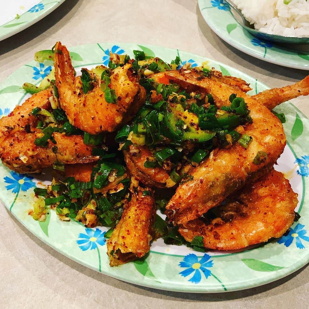 志摩有子さんのインスタグラム写真 - (志摩有子Instagram)「ハワイ滞在の1日目の晩ごはんはバクナムでベトナム料理。 揚げ春巻き、もちもちの蒸し餃子、殻ごと行けちゃうスパイスいっぱいの海老のスパイス揚げ。ちなみに上にかかっているにんにくとネギはコレだけでご飯がいけちゃう。〆はみんな大好き蟹カレー。柔らかで軽いフランスパンがよく合う。どれも野菜がたっぷり頂けるのが嬉しい。  #ハワイ備忘録 #ariko旅 #ariko_hawaii」9月8日 18時50分 - ariko418