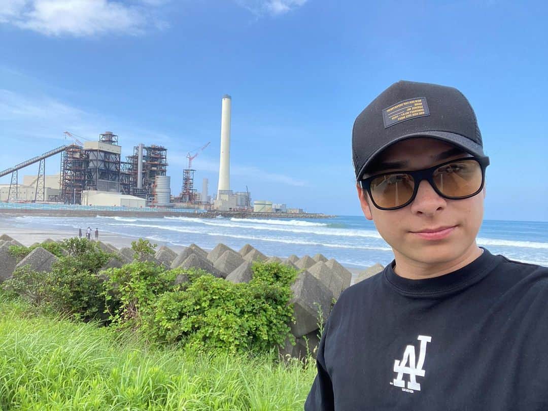 マーティンのインスタグラム：「. 福島県のとある海岸で撮った1枚がCGみたいだった！！！  またゆっくり行きたいな〜！  #福島県 #yesマーティン #いただきマーティン」