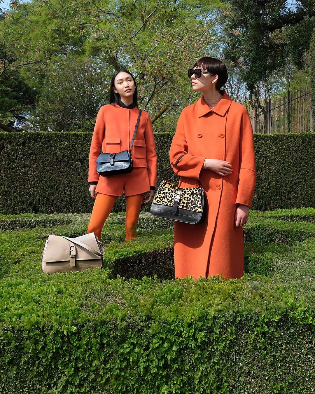 フルラのインスタグラム：「Can you feel the ℬ𝑒𝓃𝑒𝓈𝓈𝑒𝓇𝑒? It’s the captivating energy of nature. With Furla Flow completing your look.  #ItalybyFurla #FurlaFW23 #FurlaEyewear」
