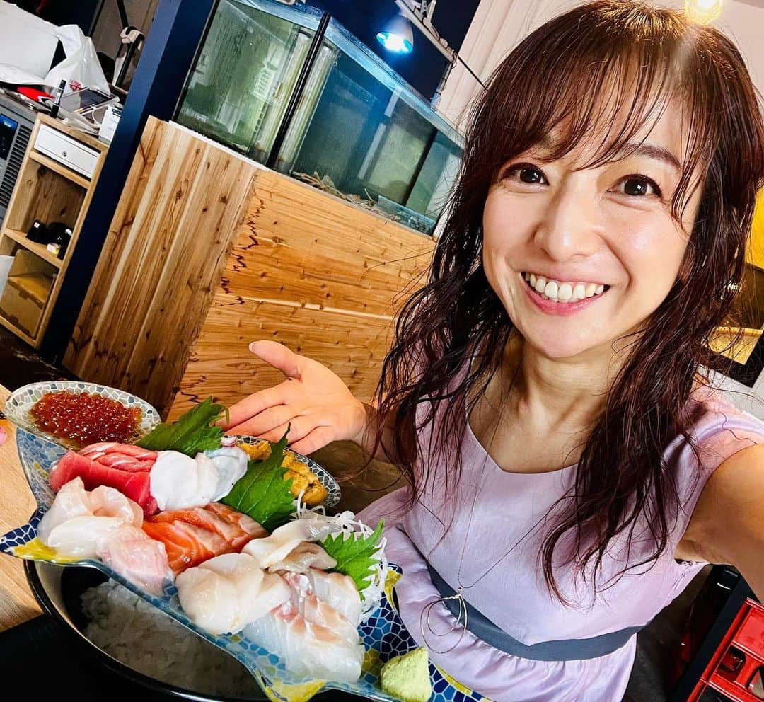 佐藤彩のインスタグラム：「海鮮丼 カッテニシヤガレ  札幌場外市場で7月にオープンしたお店です！ . . お魚型のお皿に どーんとネタが乗って登場😳！  自分のお好みで海鮮丼を作ったり お刺身だけで食べたり…  いろいろ ご勝手に召し上がれ！笑  という海鮮丼が カッテニシヤガレ丼です😂  私はウニを追加トッピングしていただきましたよ☺️  海鮮大好きなので 美味しくいただけて嬉しかった🥹💕  豪華にいくなら 万歳丼も、カニどーんで良いですね😂  @katteni_shiyagare   #海鮮丼カッテニシヤガレ #カッテニシヤガレ #海鮮丼 #札幌グルメ #札幌海鮮 #札幌海鮮丼 #札幌場外市場 #hbcradio #朝刊さくらい #彩の街角ネクストフォーカス でご紹介」