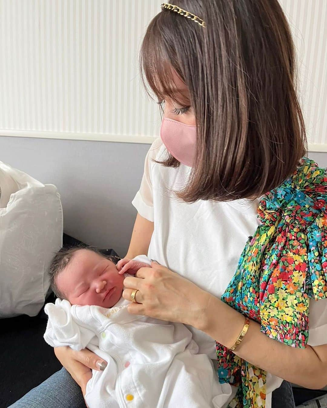 ikuのインスタグラム：「こんばんは🌛  娘が昨日夕方に2900ｇの元気な女の子を出産しました👶💕💕 検診の度に小さい、小さいって何回も検診行ったりしてたけど結果2900ｇあってびっくり❤️笑 元気でお肉もしっかりついててほんとに良かった✨✨ 2人の孫に恵まれて嬉しい😍  母子共に元気そう、これが一番大事❤️ これからの孫の成長が楽しみ、老後の楽しみがまた増えました笑  #新生児#第二子#孫#孫可愛い#女の子#姉妹っていいね#お揃いの服とか着せたい#笑#楽しみ#１ヶ月ご飯ばっかり作る日々#それも楽しみ#いつもありがとう#家族が増えた#安産 #赤ちゃん#可愛い#おばあちゃん」