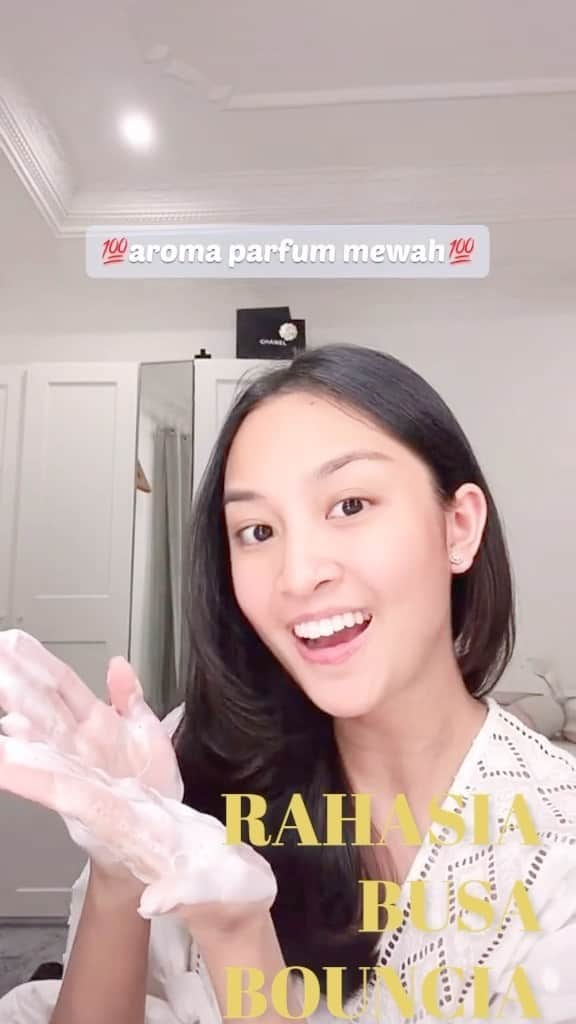 COWSTYLEIDのインスタグラム：「Ms. @Nasyatramalicca just spilled her fav body soap! Say goodbye to boring showers gengs and get fancy with Bouncia’s rich foam! Who’s with us?🙋🙋‍♀️  Click link in our bio to get the most-loved Bouncia 🤗  #cowstyleindonesia #cowstylebeauty #bounciabodysoap #yukcobaBouncia #perawatankulit #bodycare #premiumbodysoap #japanesesoap」