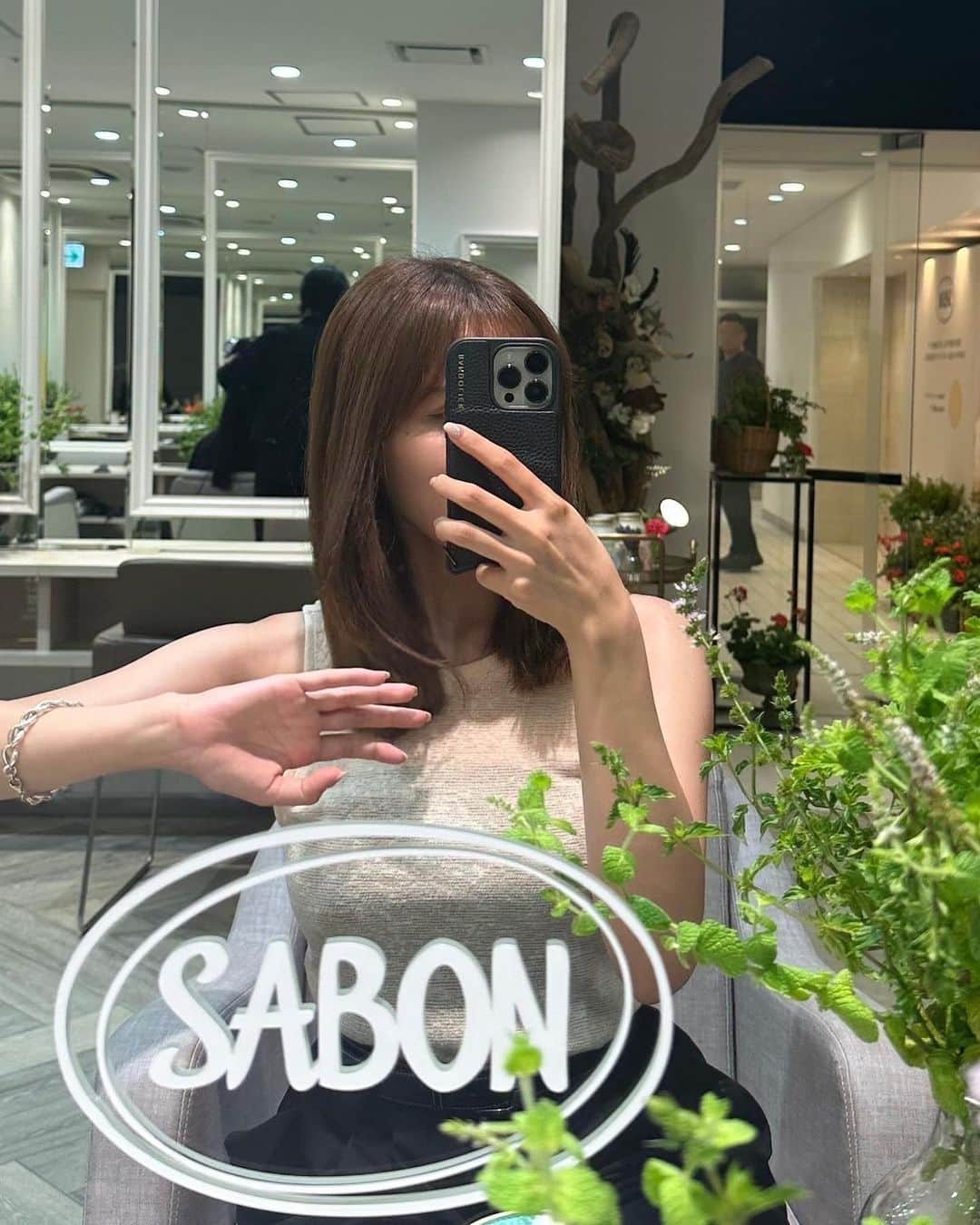 yumeのインスタグラム：「sabon 🌿  9/1から新しく発売された ヘッドスクラブを体験してきました、、 ♡ ( 1枚目のサラサラ感つたわる、、、？🫣 )  ヘッドスクラブは本当にさっぱりするし 香りもよくて贅沢な時間でした🤍  #sabon #サボン #sabonヘッドスクラブ#sabon頭皮ケア」