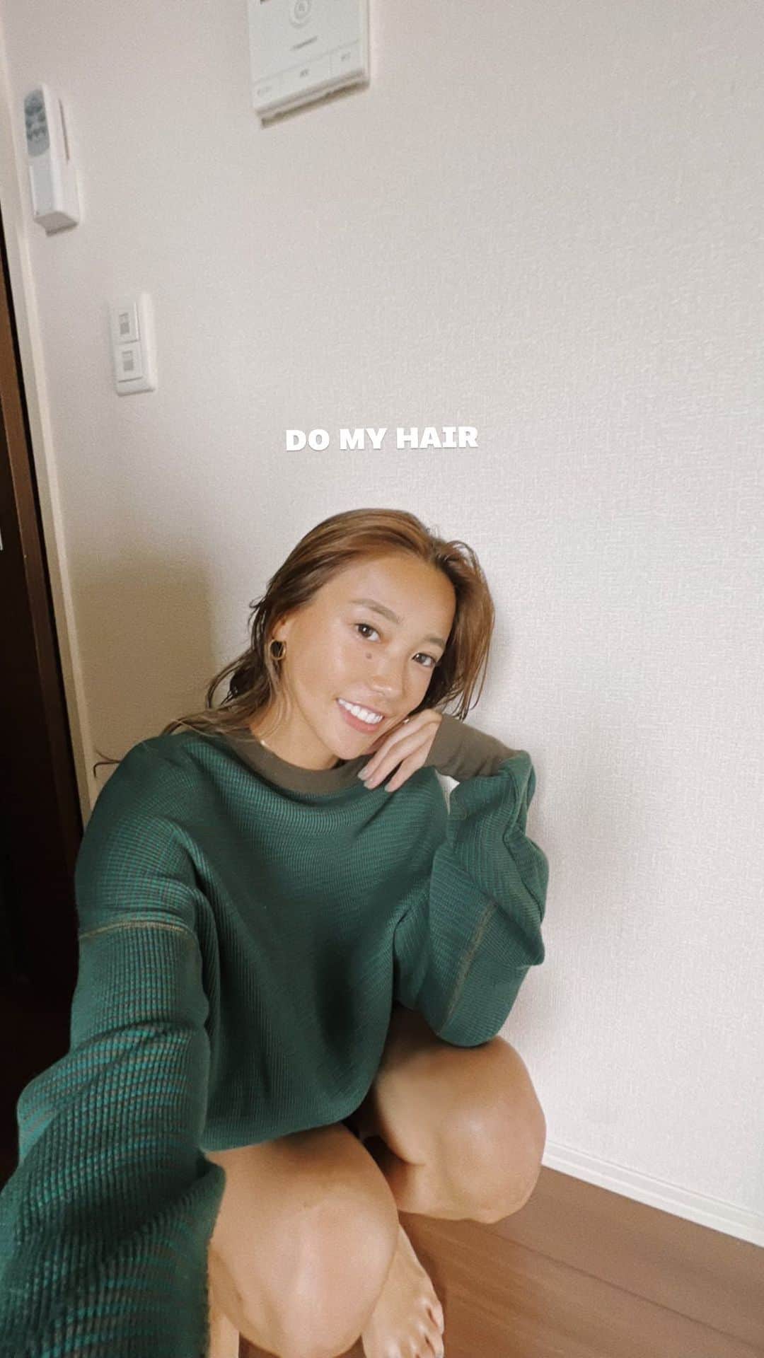 馬詰まほのインスタグラム：「do my hair 👩🏽‍🦱🍒 巻きかた全然変わってないけど ゆるーく撮ってみたよん☺︎ もうね、適当。こればっかりは慣れ♡笑 よくきかれるから参考までに💕 #hairstyleoftheday」