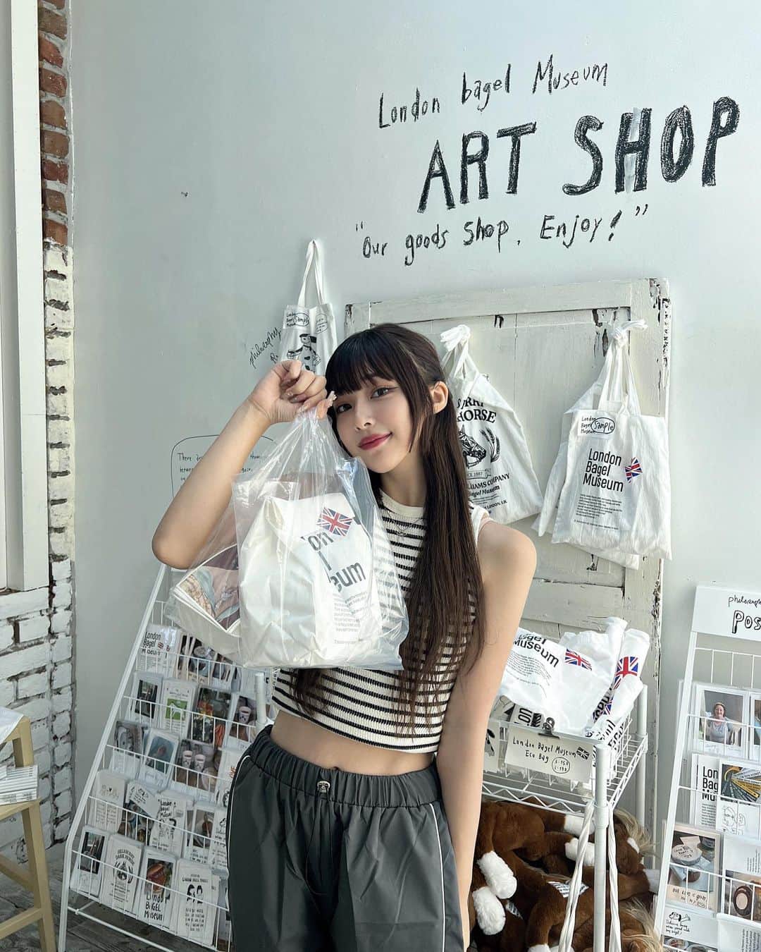 すずのインスタグラム：「@london.bagel.museum 🥯  韓国に来たら絶対いくロンドンベーグル 店内で食べてお持ち帰りもしっかり＾＾  1人韓国意外といけてます楽しい🇰🇷」
