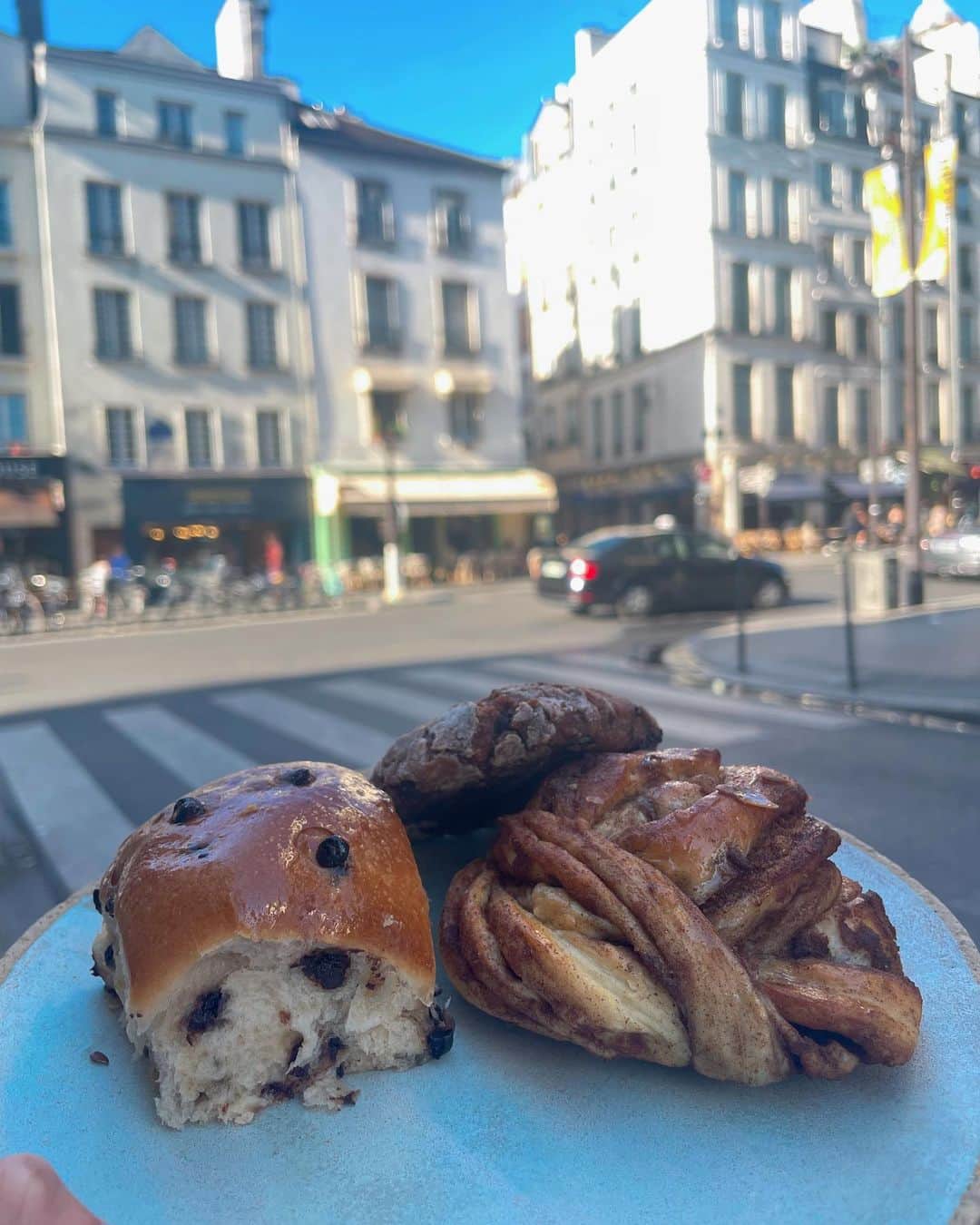 山野ゆりのインスタグラム：「パリで沢山パンを食べています🍞🍞 （ストーリー怒涛にあがりますがすみません🥹  美味しいパンは本当に幸せ💘  ユーロ高いので買い物出来ないけどタロットカードを買ってしまった。パスタのタロットってなんだろう😂めっちゃ可愛い🍝  今日もたくさんパンをたべる！！」
