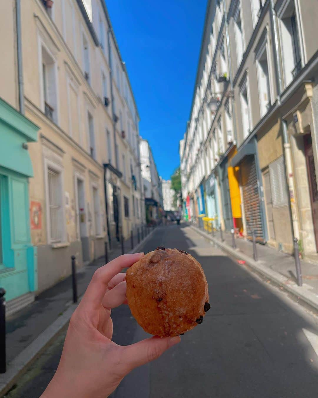 山野ゆりさんのインスタグラム写真 - (山野ゆりInstagram)「パリで沢山パンを食べています🍞🍞 （ストーリー怒涛にあがりますがすみません🥹  美味しいパンは本当に幸せ💘  ユーロ高いので買い物出来ないけどタロットカードを買ってしまった。パスタのタロットってなんだろう😂めっちゃ可愛い🍝  今日もたくさんパンをたべる！！」9月8日 18時58分 - yuri.yamano