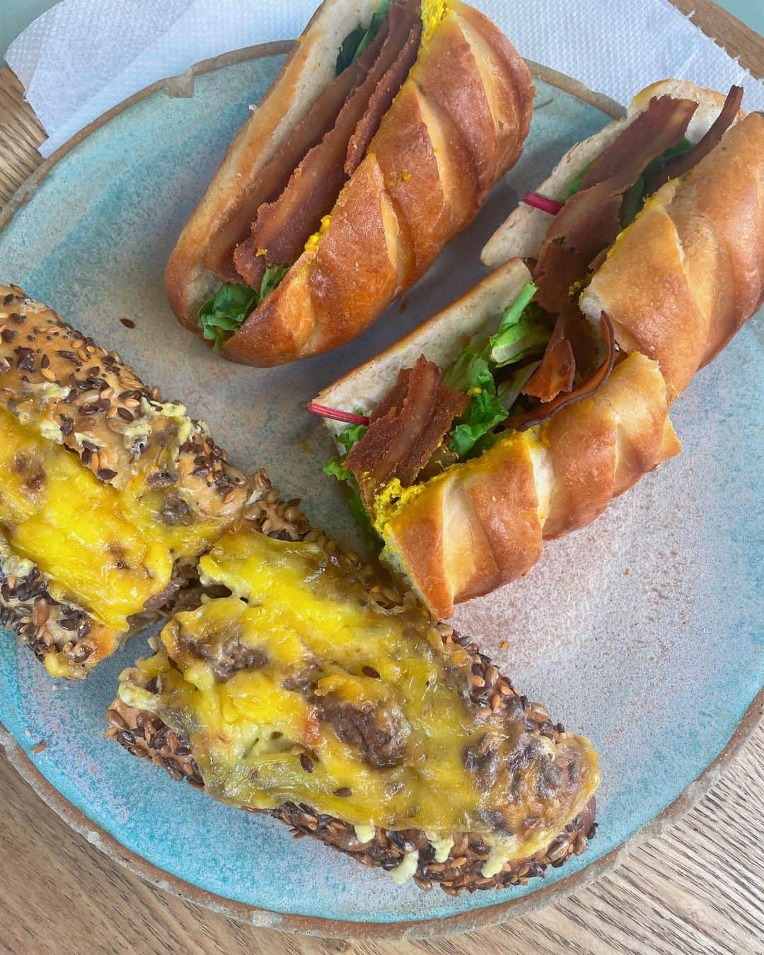 山野ゆりさんのインスタグラム写真 - (山野ゆりInstagram)「パリで沢山パンを食べています🍞🍞 （ストーリー怒涛にあがりますがすみません🥹  美味しいパンは本当に幸せ💘  ユーロ高いので買い物出来ないけどタロットカードを買ってしまった。パスタのタロットってなんだろう😂めっちゃ可愛い🍝  今日もたくさんパンをたべる！！」9月8日 18時58分 - yuri.yamano