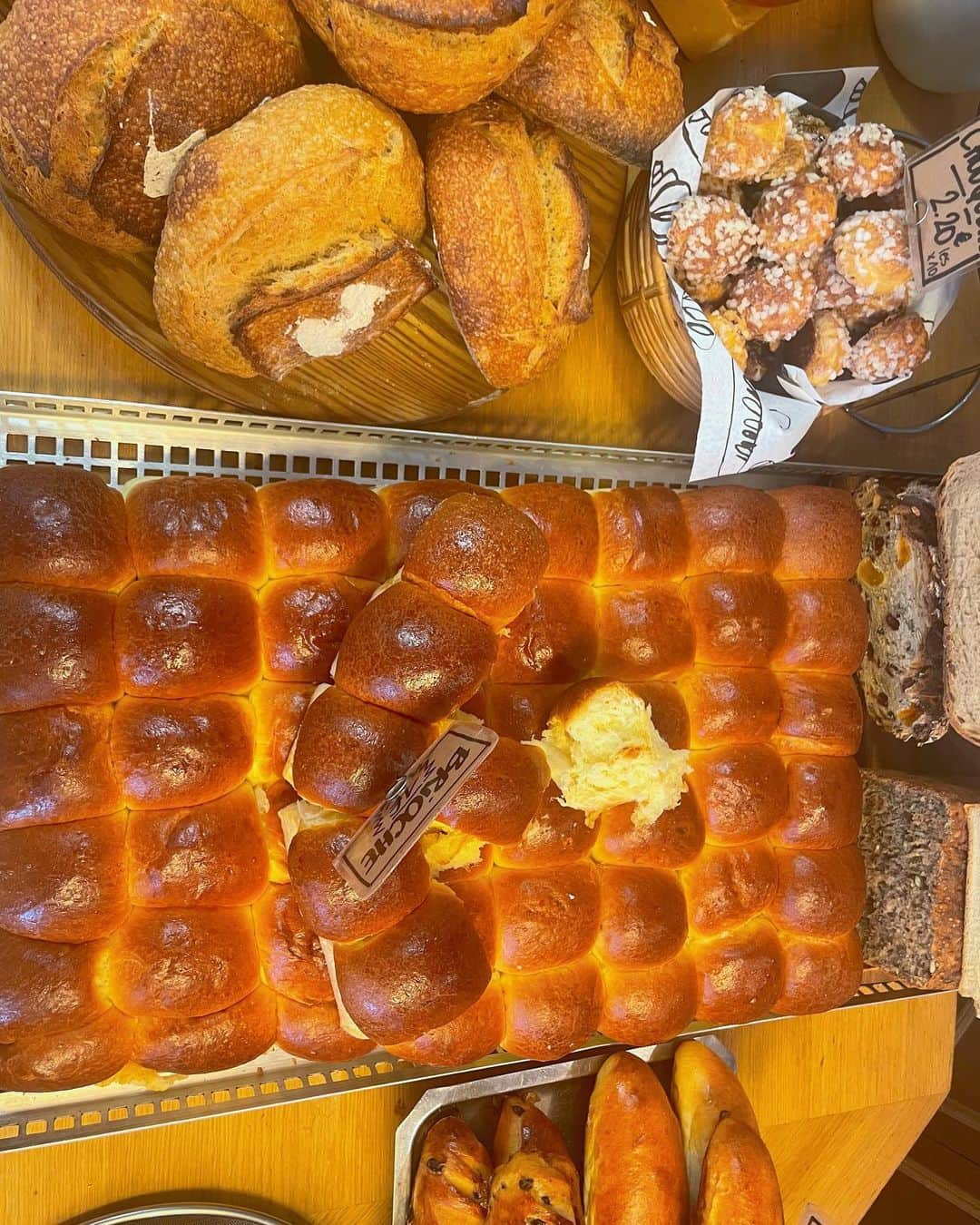 山野ゆりさんのインスタグラム写真 - (山野ゆりInstagram)「パリで沢山パンを食べています🍞🍞 （ストーリー怒涛にあがりますがすみません🥹  美味しいパンは本当に幸せ💘  ユーロ高いので買い物出来ないけどタロットカードを買ってしまった。パスタのタロットってなんだろう😂めっちゃ可愛い🍝  今日もたくさんパンをたべる！！」9月8日 18時58分 - yuri.yamano