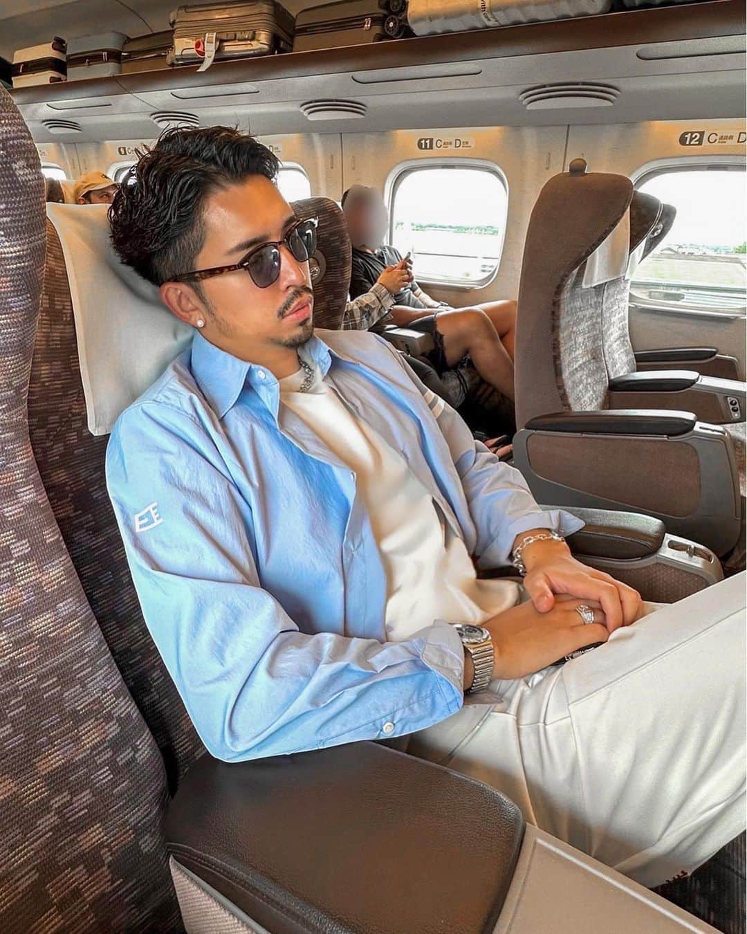 ken_navyのインスタグラム：「他の投稿は @ken_navy をご覧下さい🫶❣️  弾丸名古屋👑  滞在時間四時間⌚️  ひつまぶし食べて、友達の家行ってベビーとワンコと触れ合って帰宅👶❣️  楽しかったー😆  新幹線では爆睡🚄 名古屋大阪近すぎて寝足りない😴  #車で行きたかったけど #リコール対象車です   ーーーーーーーーーーーーーー 🌕貴方のいいね、コメントが募金されます🍂 募金活動しています！ 投稿のいいね数×1円とコメント数×5円 を月末に集計して 様々な場所へ募金をさせて頂きます。 ９月は公益財団法人どうぶつ基金へ募金しますのでいいね、コメントをお願いします🙇‍♂️ ーーーーーーーーーーーーーー  参考になればいいね👍コメント📝保存💽 お願いします🫶❣️  #メンズファッション #メンズコーデ  #ファッションモデル  #新幹線 #名古屋 #でらうまい」