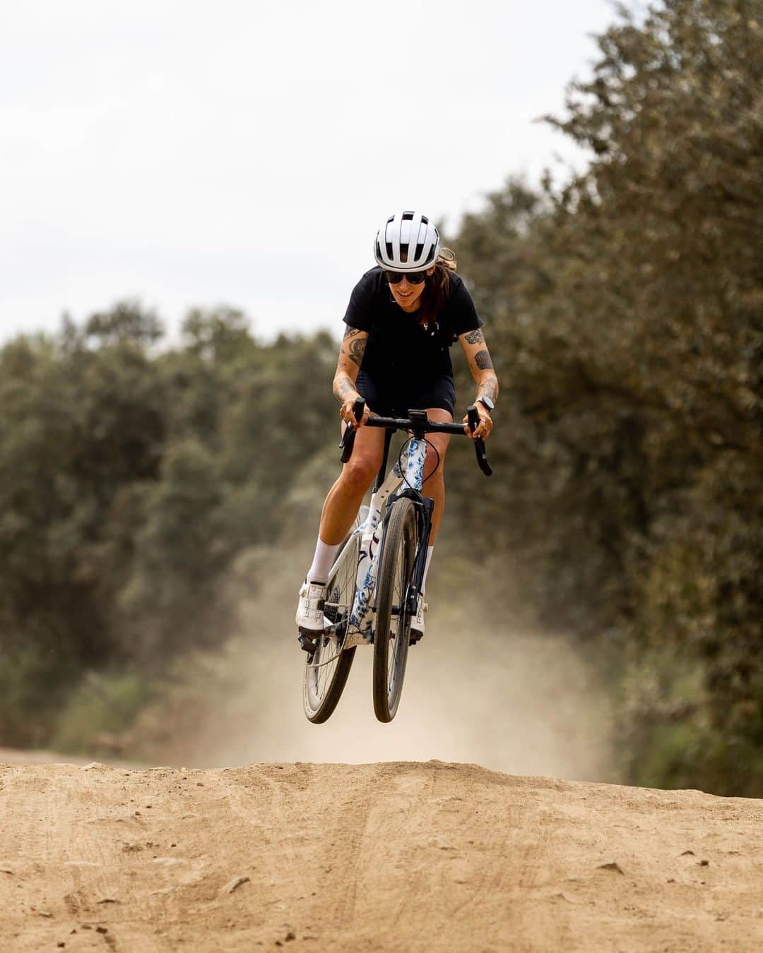 Suuntoのインスタグラム：「Flying into the weekend!⁣ ⁣ 🚴‍♂️ @samisauri⁣ ⁣ #Suunto #AdventureStartsHere」
