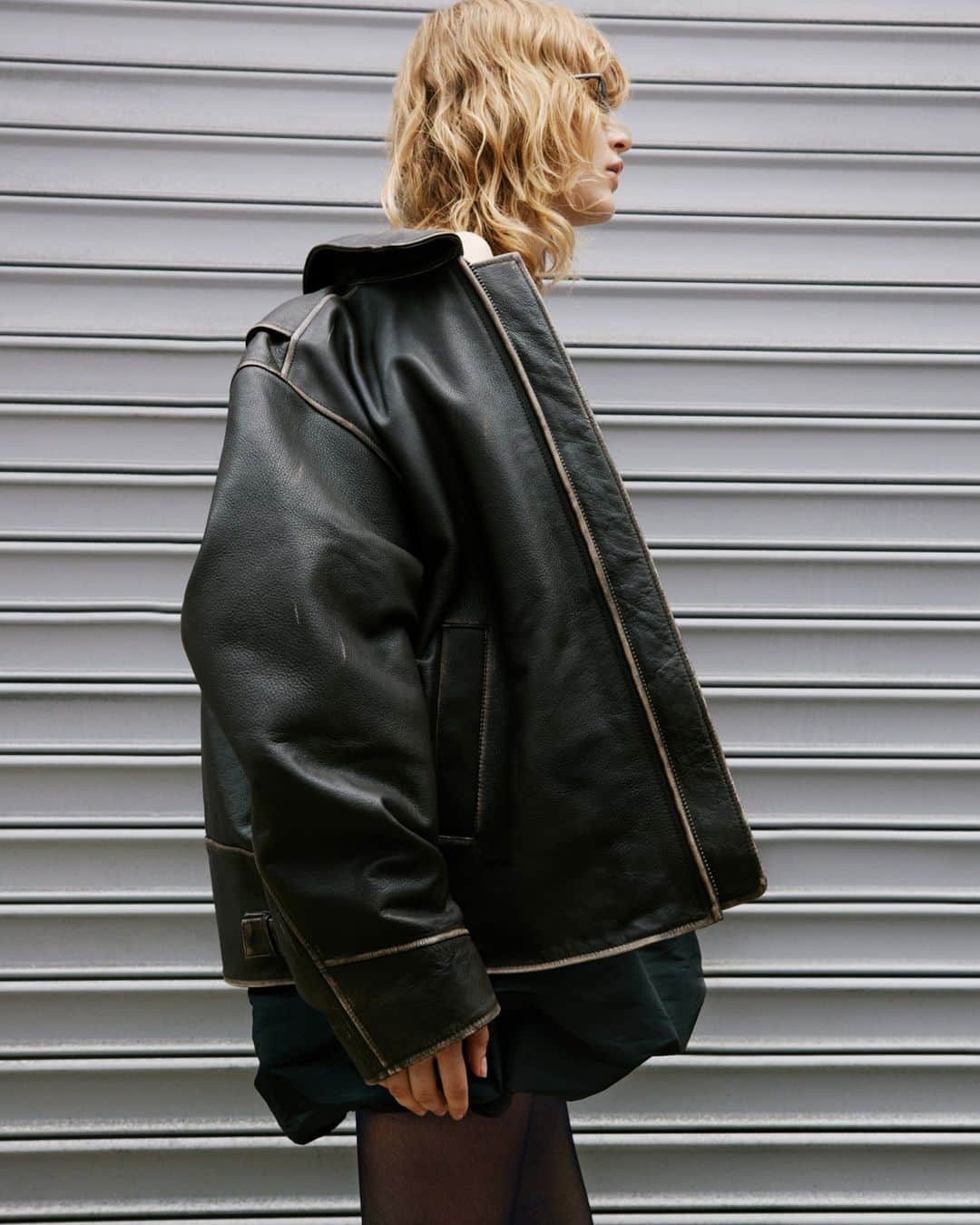 MANGOのインスタグラム：「Your classic little black dress, but as you've never seen it before 💥 ⁣ Take note of how to create a modern transitional wardrobe for this back-to-the-routine at mango.com. ⁣ Jacket:  57056020 ⁣ Dress: 57046027 ⁣ Tights: 57085801 ⁣ Sunglasses: 57012509 ⁣ #MangoWoman」