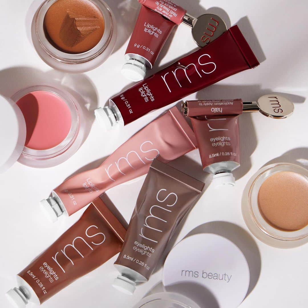 のインスタグラム：「. rms beautyが提唱する クリーンビューティーとは🌿  ✨品質と透明性 製品には、食品グレードの成分を配合。 製品に使用されている厳選された すべての成分をしっかりと開示しています。  ✨サステナブルな未来のために 常に環境に配慮し、詰め替え可能な製品を ラインに多く追加しているほか、 多くの製品はリサイクル可能です。  ✨健康第一の考え方 パラベン、グルテン、合成香料、 遺伝子組み換え作物、サルフェート、 フタル酸エステル、タルクは一切使用していません。 また、動物実験も行いません。 rms beauty のアイテムが内側から 輝きを生み出すことを目指しています。  #rms #rmsbeauty #rmsbeautyjapan #アールエムエス #ナチュラルコスメ #クリーンビューティー #サステナブル #cosmekitchen #コスメキッチン #makeupkitchen #メイクアップキッチン #zozocosme」