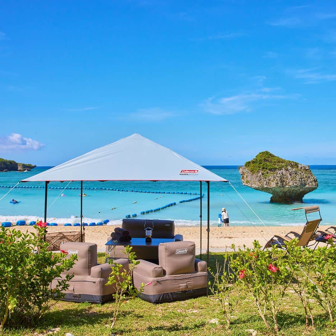 ホテル日航アリビラ 公式Instagramのインスタグラム：「. ＼海辺でプライベートにチルタイムを過ごせる「コールマン デラックスセット」レンタル実施中🏖／   ホテルの前に広がるニライビーチは、自然の地形を生かした沖縄屈指の透明度を誇る天然のビーチ。サンゴの欠片や星砂などでできた白い砂浜が広がり、1日に2回繰り返される潮の満ち引きにより、澄んだ遠浅の海は豊かに表情を変えます🐚   ホテル日航アリビラでは、海でのひとときを楽しんでいただけるよう、有名キャンプ用品ブランドであるコールマンの「コールマン デラックスセット」をレンタルしています⛱  レンタルセットには、フレームを開くだけで簡単に組み立て可能な「インスタント バイザーシェード」や、空気を入れるだけでリビングのソファのようにくつろげる「エアカウチ」など、人気のキャンプ用品が揃っています。  コールマンが作り出すラグジュアリー感あふれるプライベートな空間で、海を眺めたり、ビーチサイドで販売している軽食やかき氷、ドリンクなどをテイクアウトしてお食事を楽しんだりと、ニライビーチでのチルタイムをお過ごしください🛋   ⛱「コールマン デラックスセット」レンタルサービス⛱  【期間】2023年8月1日～9月30日  【時間】9:00～18:30  【料金】宿泊者料金 7,500円／外来料金 10,000円  ※料金は消費税込みとなります。   🔎詳しくはこちら👀 https://www.alivila.co.jp/activity/archive/5250/  #ホテル日航アリビラ #アリビラ #リゾート #沖縄リゾートホテル #アリビラブルー #アリビラ時間 #ニライビーチ #沖縄 #沖縄旅行 #沖縄観光 #沖縄絶景 #女子旅 #沖縄ホテル #オーシャンビューホテル #読谷 #読谷村 #沖縄プール #記念日旅行 #誕生日旅行 #カップル旅行 #夫婦旅行 #ビーチ #ビーチサイド #チルタイム #コールマン #ホームチルキャンプ」