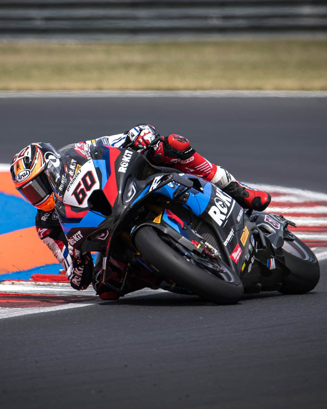 のインスタグラム：「年間12戦で行われる今年のWorldSBK（世界スーパーバイク選手権）は、サマーブレイクを経て今週末に🇫🇷マニクールで第9戦が開催されます。  ROKiT BMW Motorrad WorldSBKチームとBonovo action BMW RacingはアラゴンでM 1000 RR のテストを終え、決勝レースへの準備を進めています。  @bmwmotorradmotorsport @rokitbmwmotorradworldsbk @bonovo.action_mgm @worldsbk  #NeverStopChallenging #M1000RR #WorldSBK #BMWMotorrad #BMWモトラッド #駆けぬける歓び」