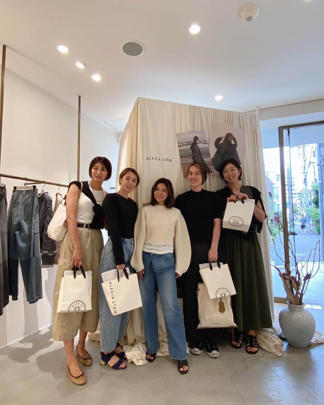 大山未希のインスタグラム：「🤎  【ALEXIASTAM】 2023 AUTUMN WINTER COLLECTIONS  大きいみなさんに朗報です！！ サイズいけます！  みっちゃんから今回は大きいから👍と 言われてたけど半信半疑で（笑）  ほんとに大きかった🥹 丈and袖、長かった🥹  試着の写真がおもしろすぎて載せれないけど （ちゃんと撮ればよかった笑） 私より大きい2人もいけました！笑  ぜひチェックしてみてね🤍  愛さんとほぼおそろいか色違いなので みんなもおそろにしましょ！！  #alexiastam #ショッピング #大きい人達 ↓」