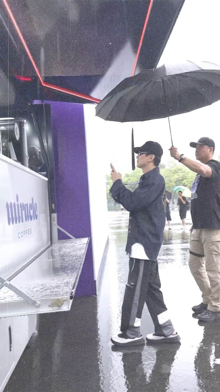 林俊傑のインスタグラム：「再多的暴風雨，也吹不熄JJ20的光芒！ Rain or shine, we will strive!  #roadtoJJ20 #JJ20WorldTour #RoadtoMiracleCoffee」