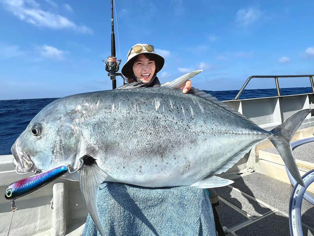 高本采実のインスタグラム：「🎣 沖縄GT釣行２日目✌︎  そうそう！今年はまたGT大会にエントリーしました🏆 この日はいい感じに風も吹き、雰囲気もありあり！  初エリアで挑むからには！！！ 今回はフックもラインも全て新品をセッティングして気合十分入れて行きました！ （しかし釣りウェア一式、忘れてきました🫠ｱﾚｯ）  投げて投げて投げまくり、船長が過去最大サイズが釣れたポイントを流していたときに... ボコォォォッ！！！と水面炸裂バイト‼️  少しの間GTを走らせその後フッキング！ 根ズレもないポイントだったので安心してファイト🔥  さぁその魚の姿は... 本命ロウニンアジでした✨✨✨  しかもこのポイントでの最小サイズ🤣  やけど、唯一のワンバイトをキャッチできてよかったー！！！ 年内まだチャンスあるので次はサイズアップ狙います🔥  最後にみんなで記念写真📷 何回見てもジワるwww  ■タックル rod：OCEA PLUGGER FULL THROTTLE 82MH（ @shimanofishing_jp ） reel：STELLA 8000（ @shimanofishing_jp ） line：K LINE PE6号（ @kline_japan ） leader：Ocean Record 90LB（ @varivas_japan ） assist line：ケプラーノット20号（ @xbraid_official ） lure：SEAPOP 160F（ @hrkfishing ） hook：DIABLO 7/0（ @bkk_japan ） ring：SPRIT RING51 size7（ @bkk_japan ）  ⛴️ @chan_shige557   . . . .  #GT #ロウニンアジ #GT大会 #GT釣り大会 #japangtfishingphotocontest #gtfishing #gianttrevally #キャスティング #casting #キャプテンズオキナワ #沖縄  #sfpcリリースコンテスト2023 #スポーツフィッシング #大物ハンター #アングラー #fishinggirl #钓鱼 #高本采実 #あやみん #ayamistagram」